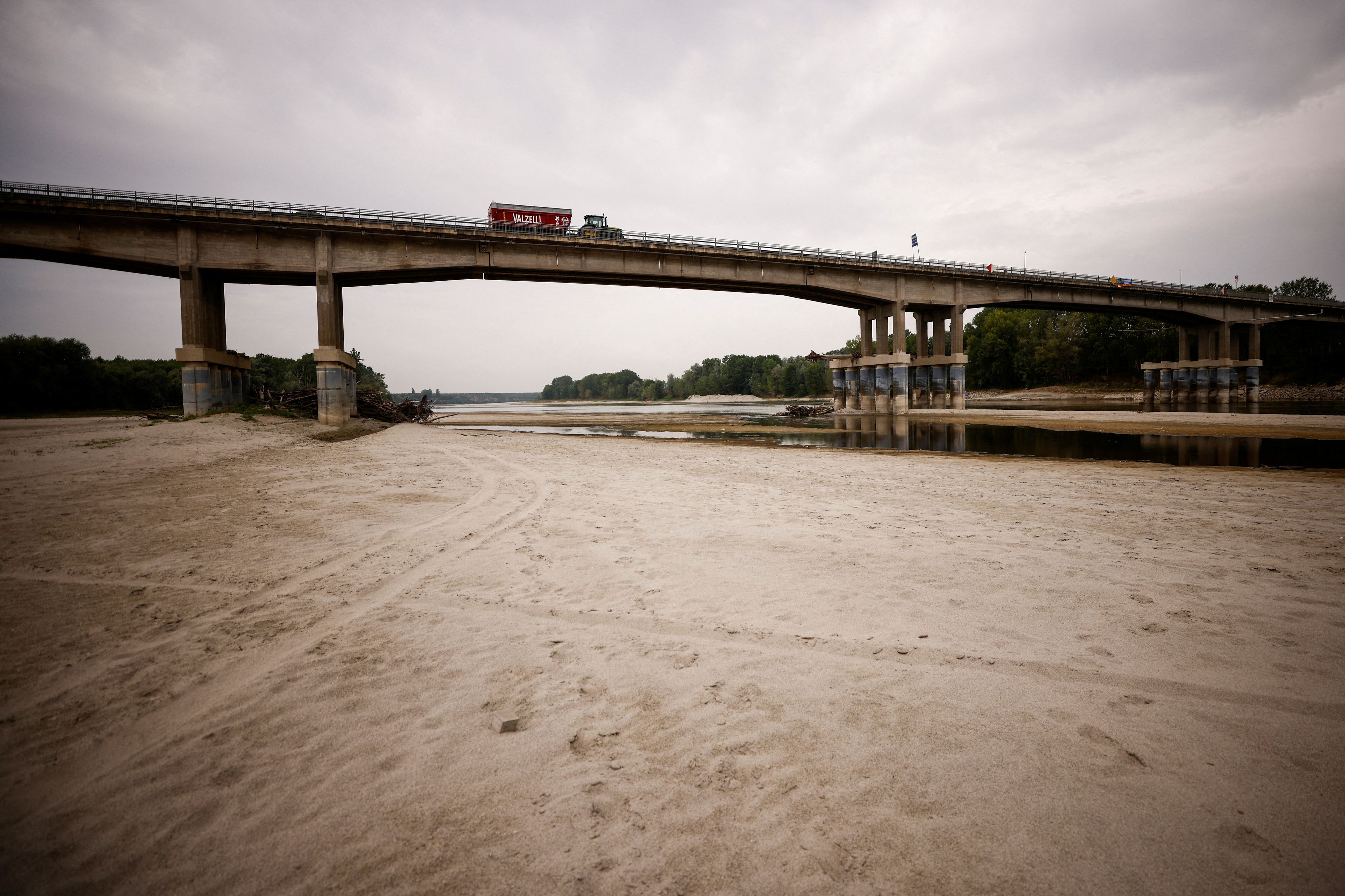 FILE PHOTO: A view shows Po's dry riverbed, as parts of Italy's longest river and largest reservoir of freshwater have dried up due to the worst drought in the last 70 years, in Boretto, Italy June 22, 2022. Picture taken June 22, 2022. REUTERS/Guglielmo Mangiapane/File Photo