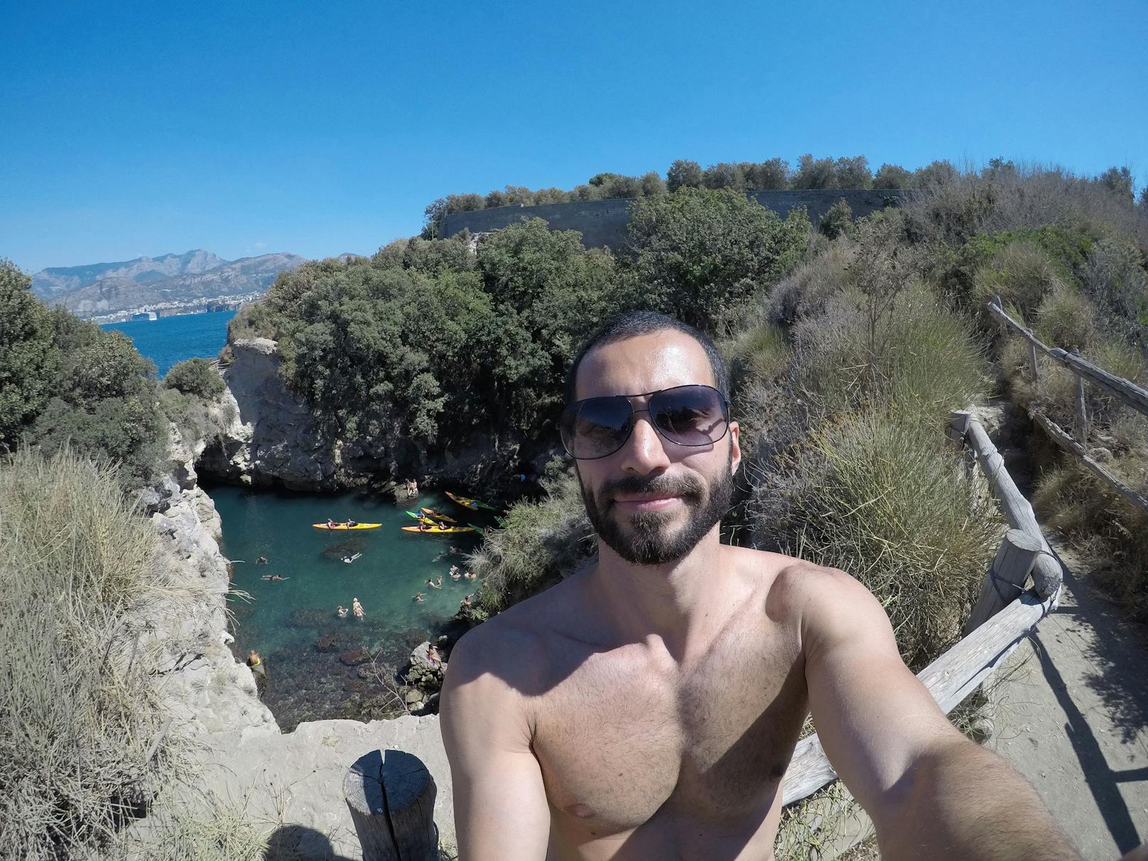 Ein halbnackter Badegast beim Selfie an der Amalfi-Küste. Nur wenig weiter, in Sorrento, ist diese Freizügigkeit nun unter Strafe verboten.