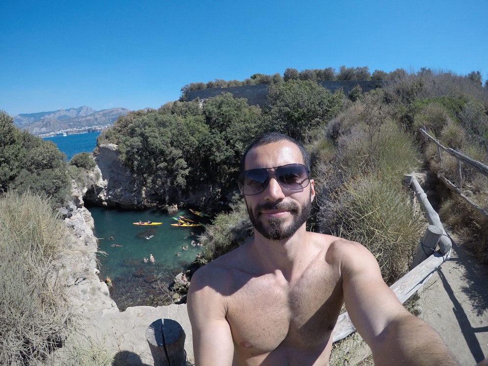 Ein halbnackter Badegast beim Selfie an der Amalfi-Küste. Nur wenig weiter, in Sorrento, ist diese Freizügigkeit nun unter Strafe verboten.