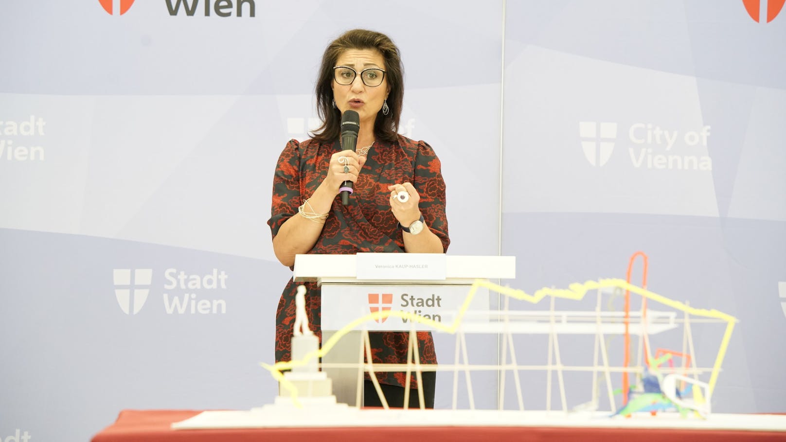 Kulturstadträtin Veronica Kaup-Hasler (SPÖ) bei der Präsentation der temporären Kunstinstallation für das umstrittene Lueger-Denkma in Wien.