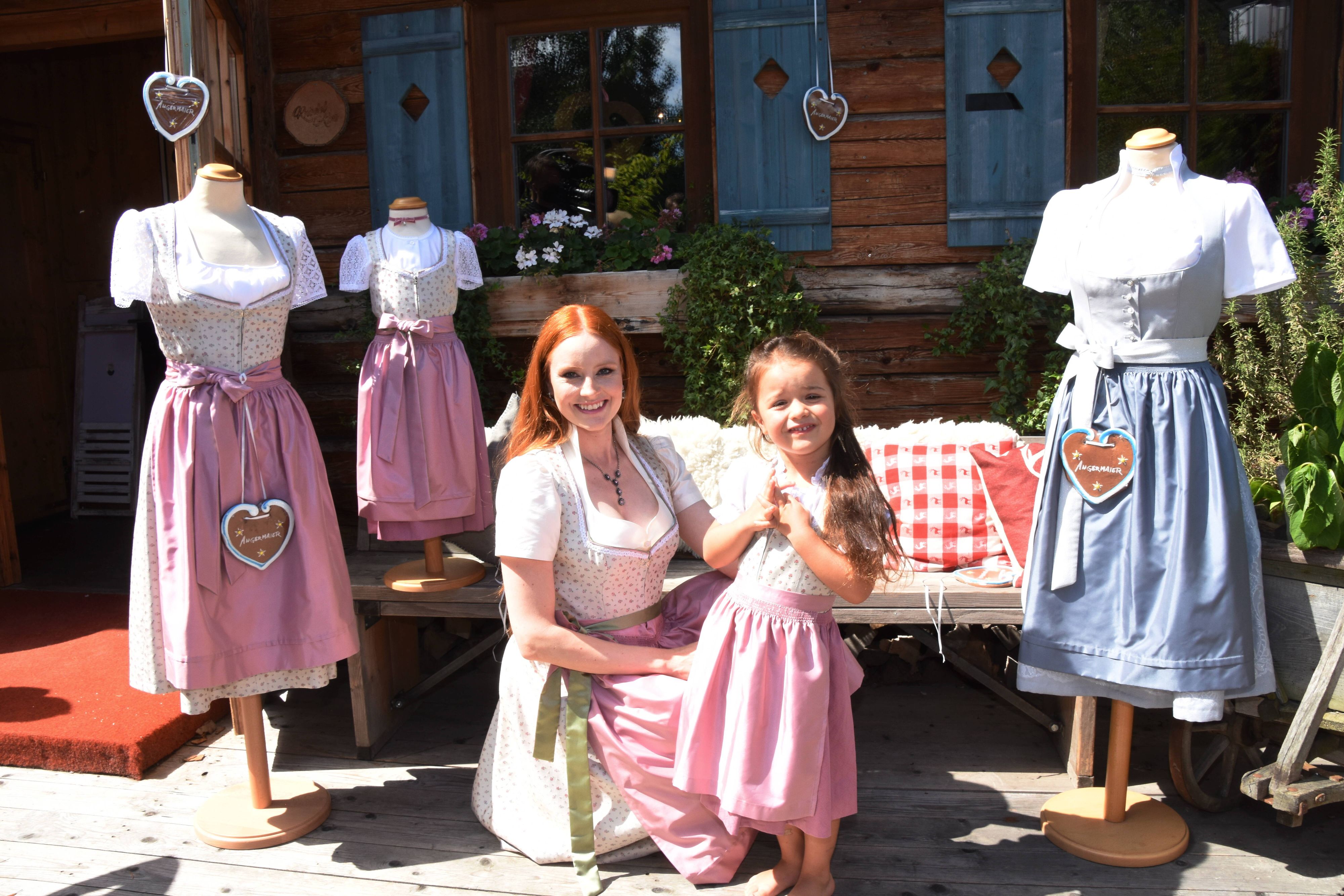 Barbara Meier und ihr kleines Model Felicitas zeigen die Mama-Kind-Dirndl