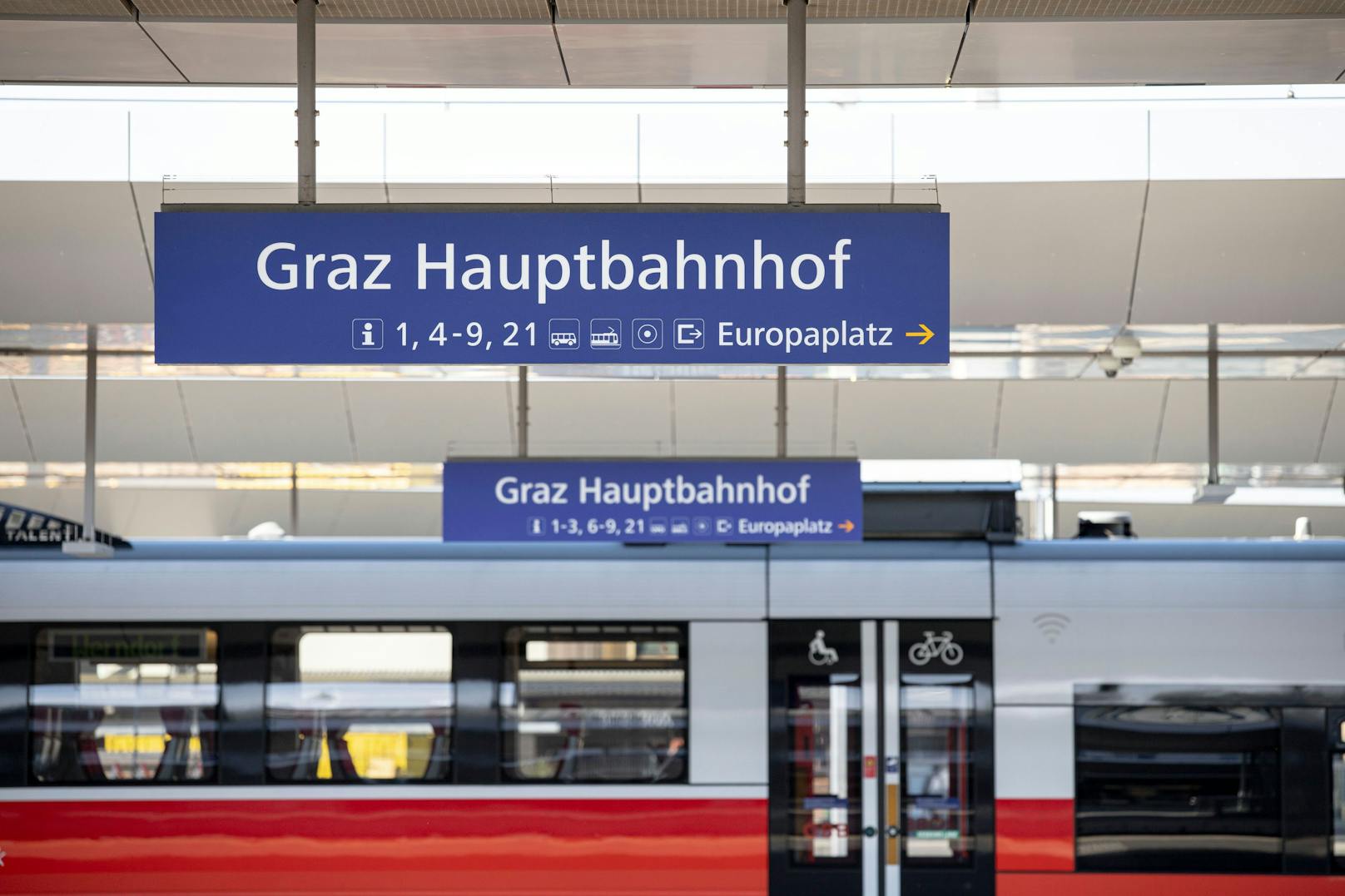 Die Schüler durften am Grazer Hauptbahnhof nicht in den Zug steigen.