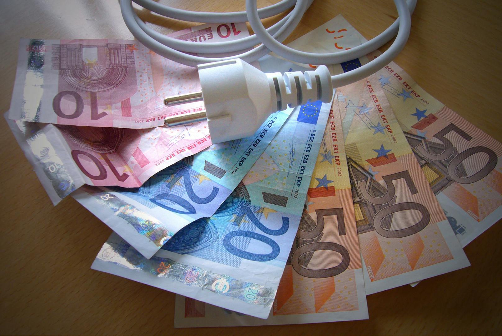 Die Strom-Netzkosten für einen Wiener 3-Personen-Haushalte steigen 2023 auf 133 Euro im Jahr.
