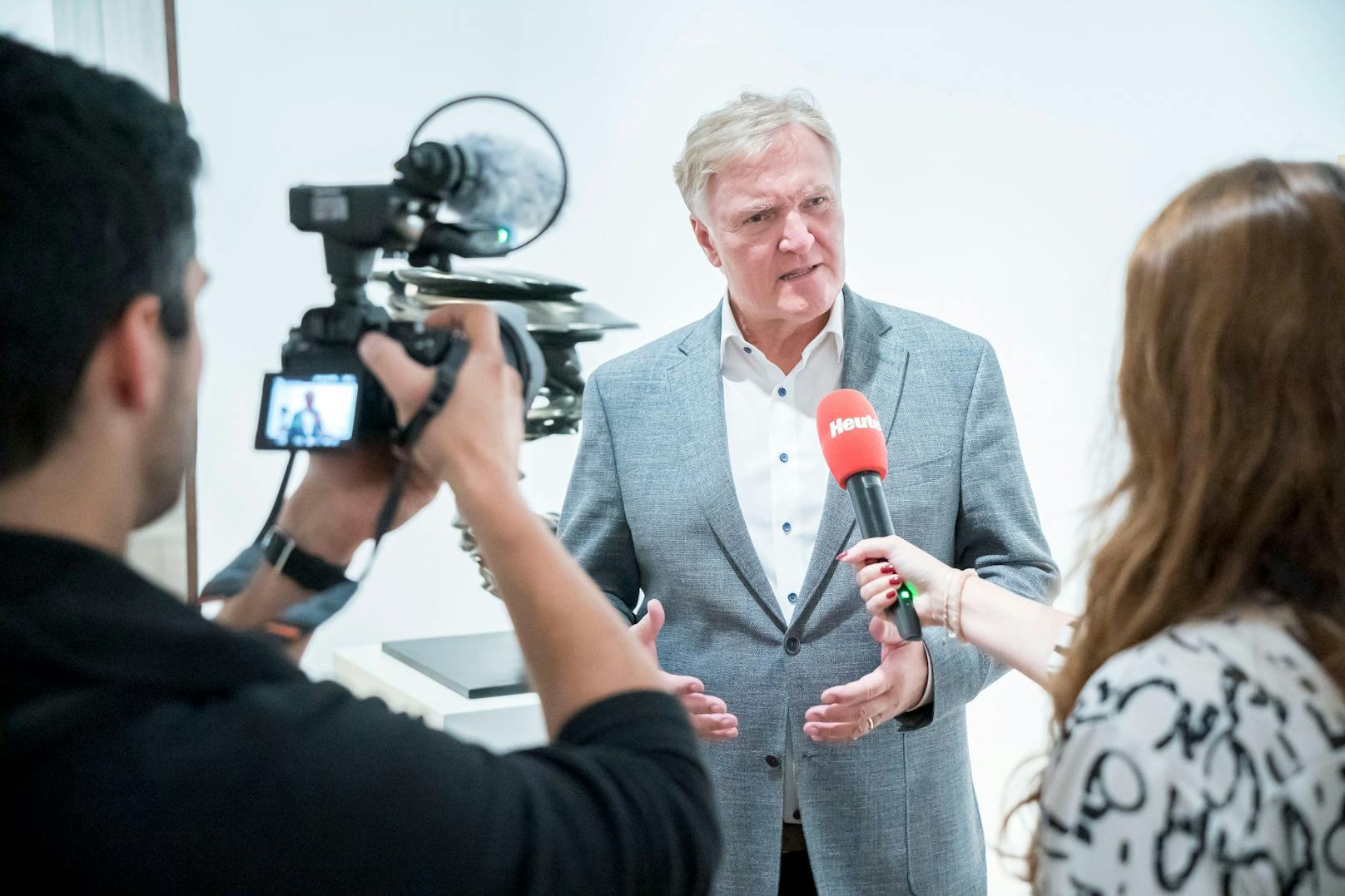 Museumsdirektor Klaus-Albrecht Schröder sprach mit Amra Durić (<em>"Heute"</em>) über die "Tony Cragg"-Ausstellung in der Albertina.