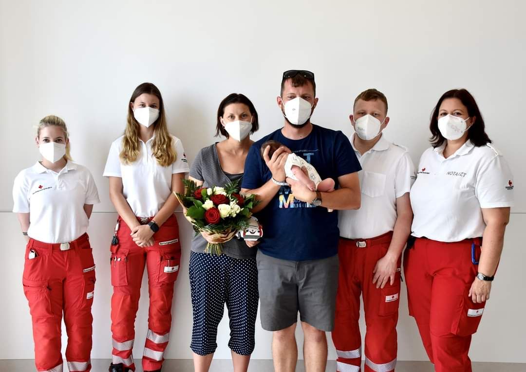 Die Rettungssanitäterinnen Katharina Karl und Larissa Umhack, Fabian mit seinen Eltern Nina Hortschitz und Dominik Böck, Notfallsanitäter Martin Braunstorfer und Notärztin Dr. Daniela Schrenk