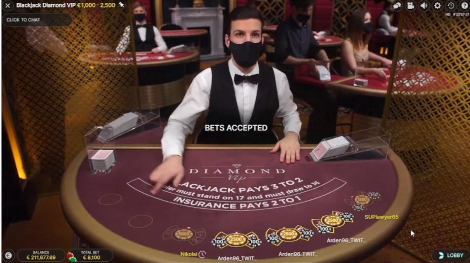 Für Blackjack gibt es sogar echte Dealer, die auf der Casino-Plattform die Spieler bedienen. Einsätze gehen per Klick.