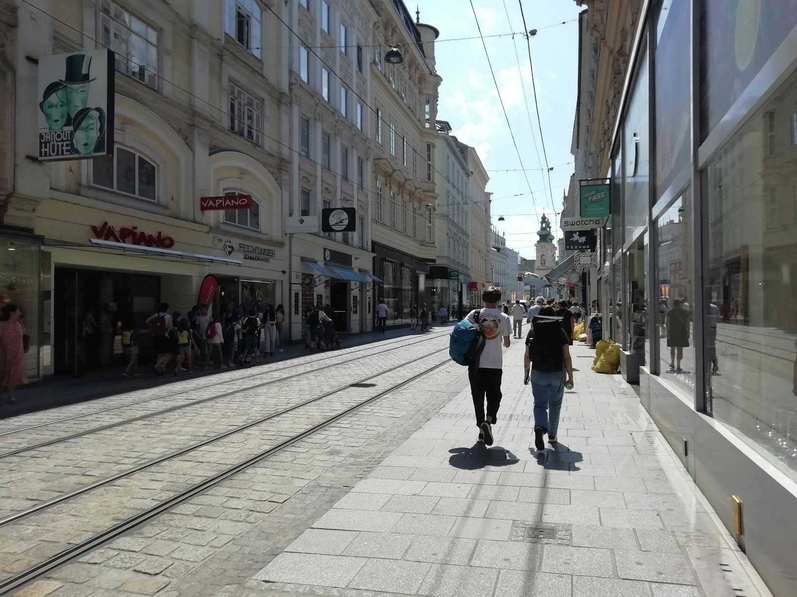 Beim "Heute"-Lokalaugenschein zeigte sich: 12 Geschäfte auf der Linzer Landstraße suchen per Plakat nach Personal.