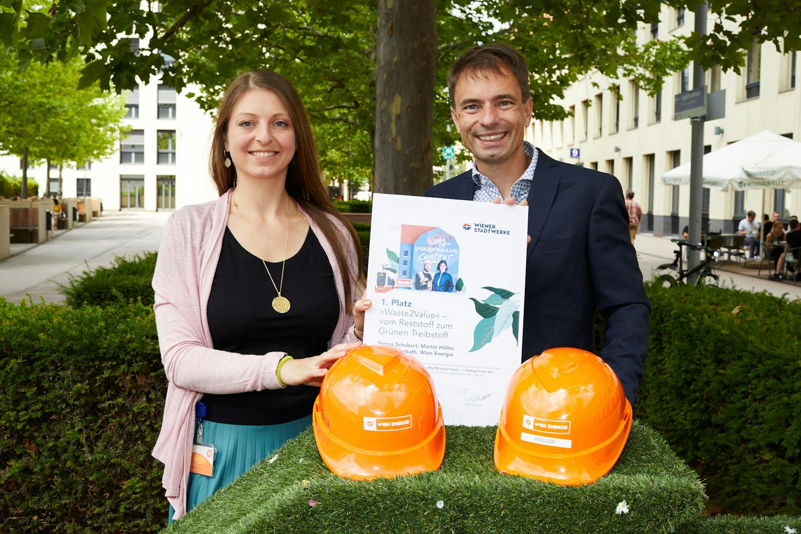 Teresa Schubert und Martin Höller nehmen die Auszeichnung für den ersten Platz beim Klimapionier*innen-Contests der Wiener Stadtwerke-Gruppe an entgegen.&nbsp;