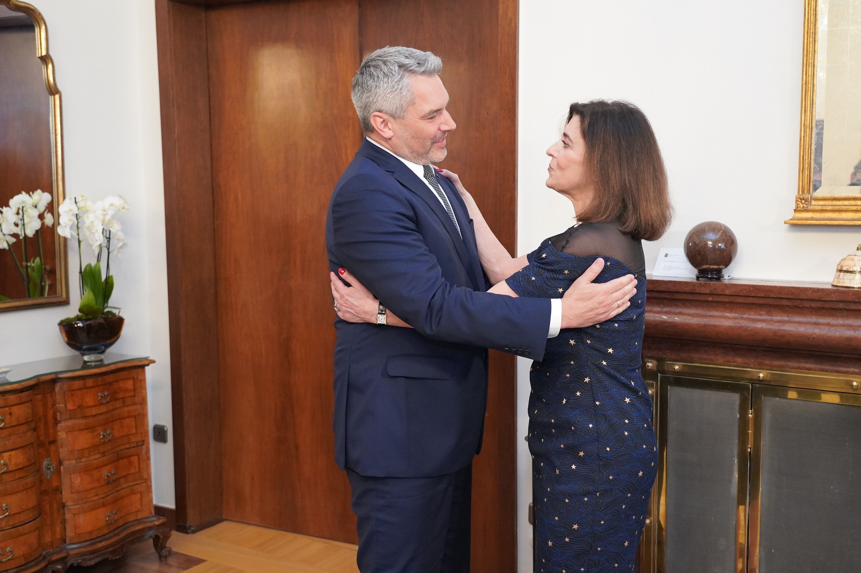 Bundeskanzler Nehammer mit Victoria Kennedy.