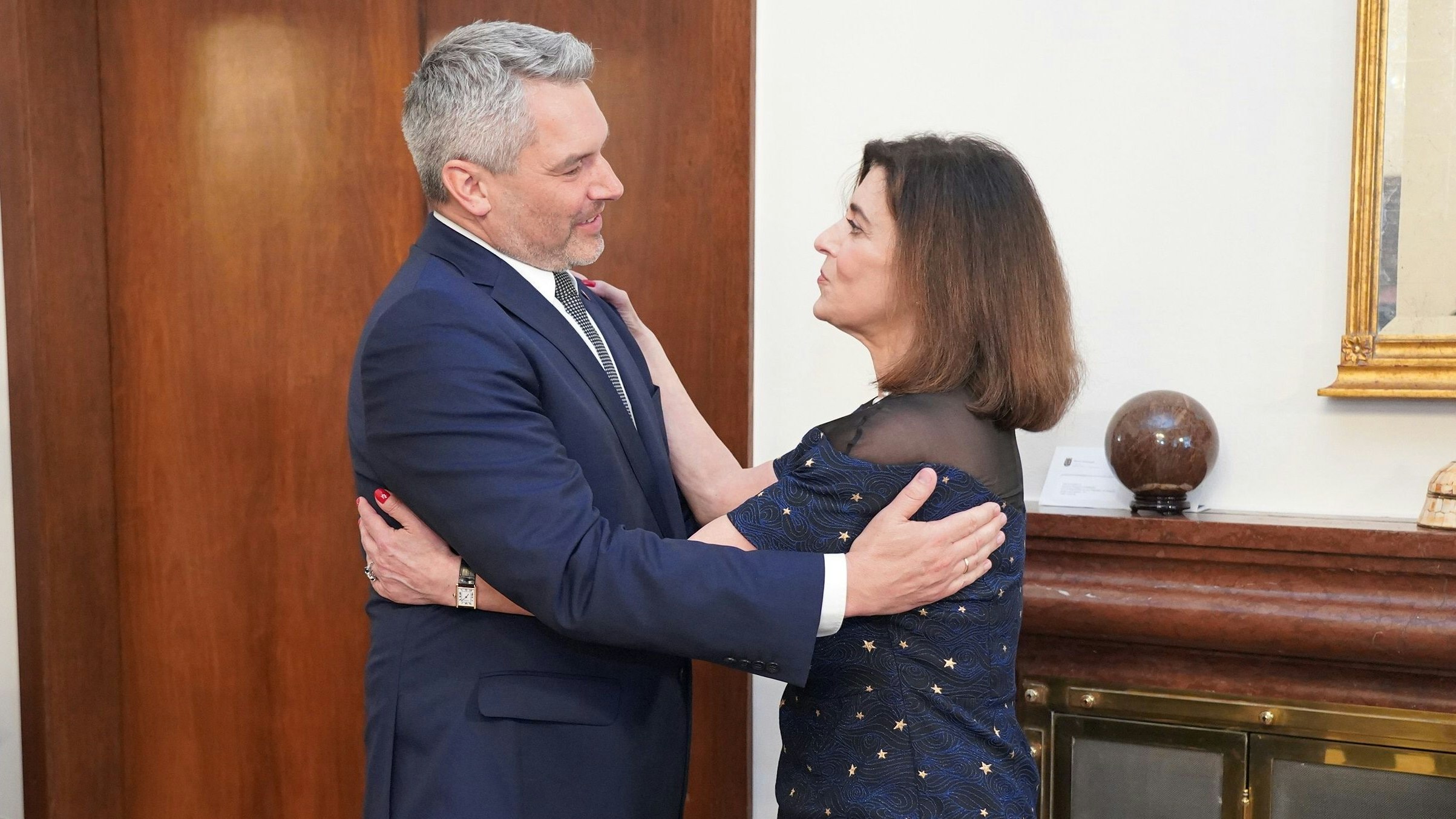 Bundeskanzler Nehammer mit Victoria Kennedy.