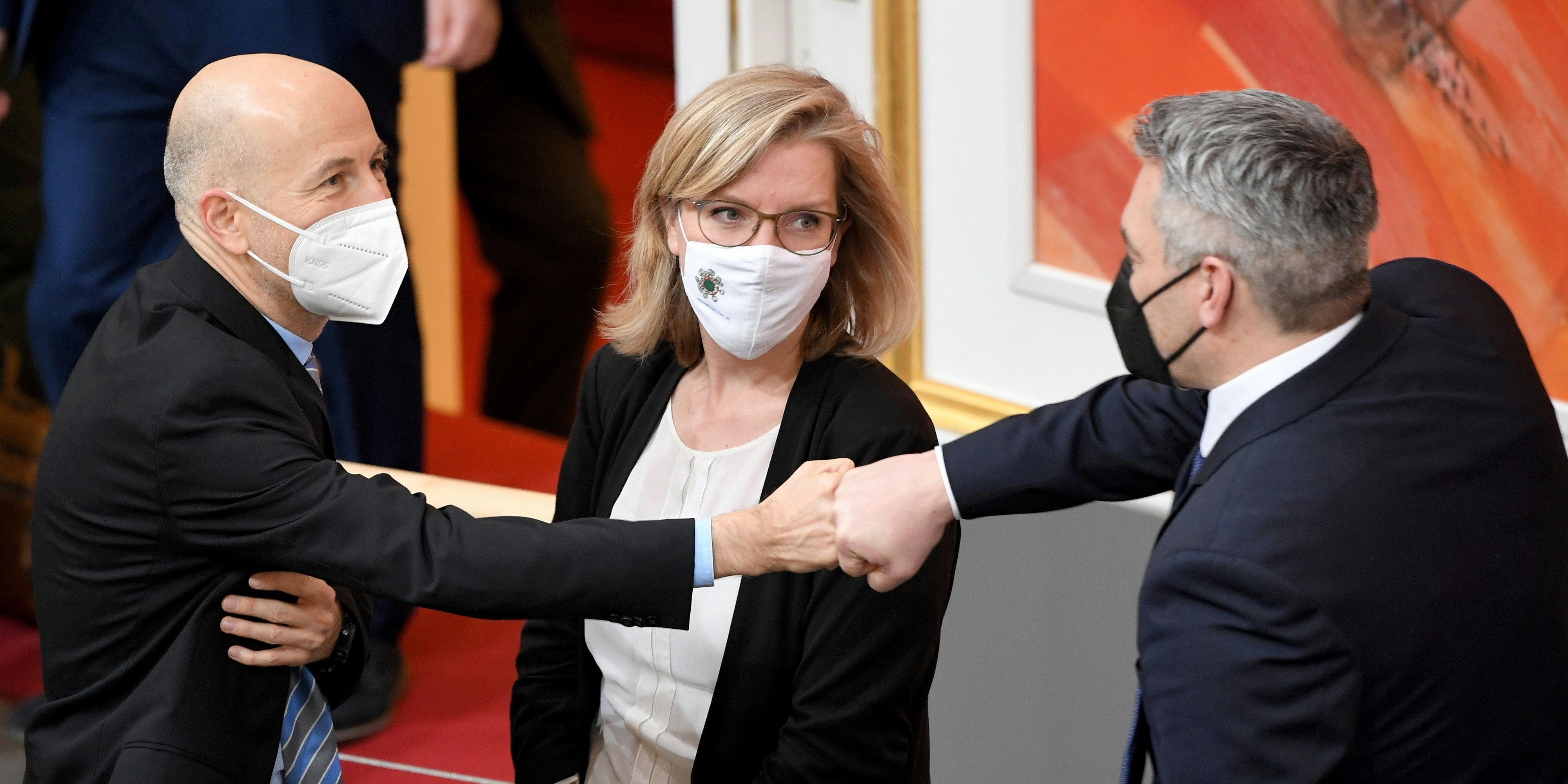 (v.l.) Arbeitsminister Martin Kocher (ÖVP), Infrastrukturministerin Leonore Gewessler (G) und Innenminister Karl Nehammer (ÖVP) im Nationalrat 2021. Archivbild..