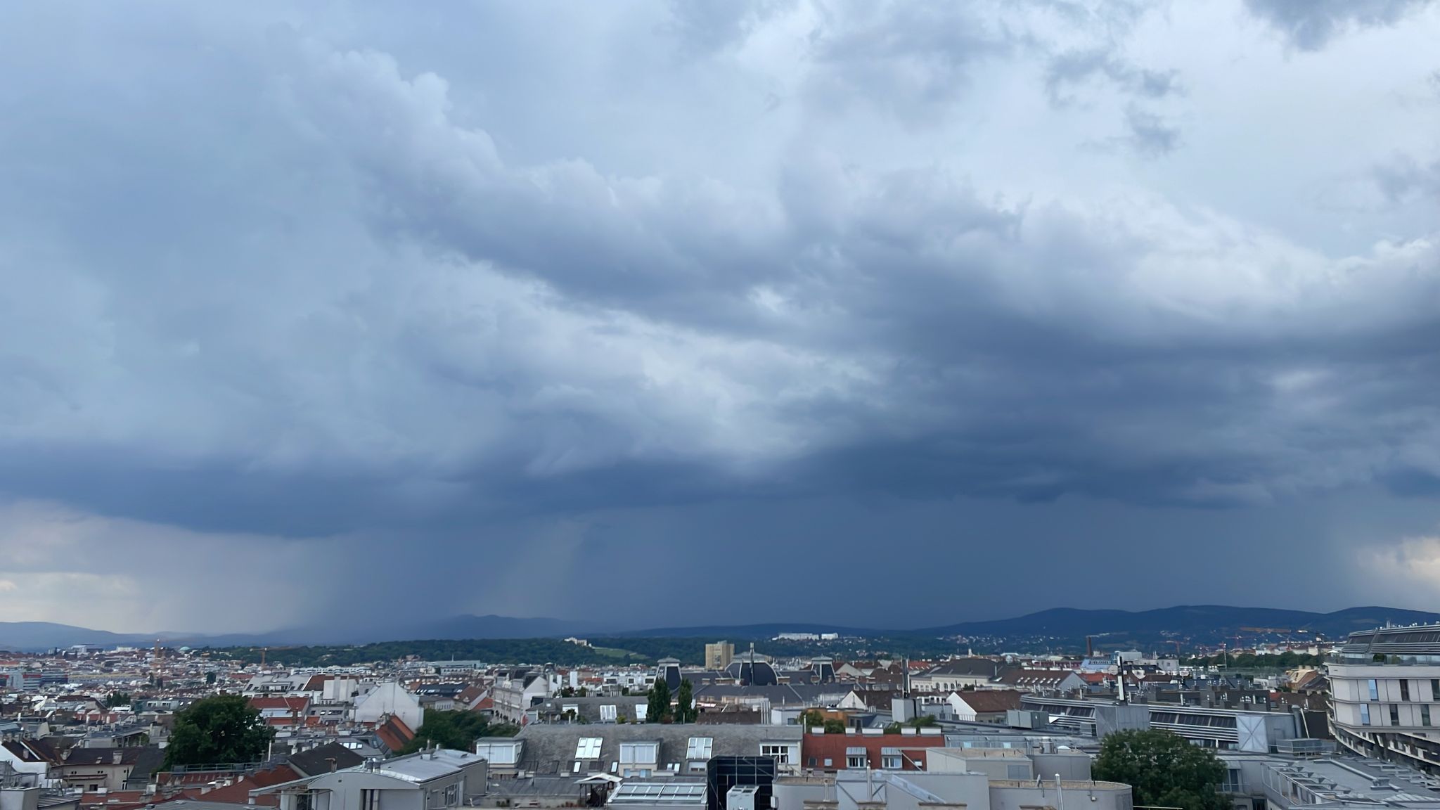 Unwetter-Alarm am Dienstag im Osten Österreichs.
