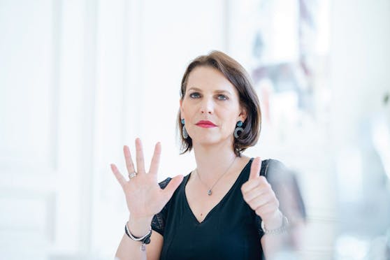 Sechs Mal erlebte Ministerin Edtstadler Sexismus in der eigenen Partei.