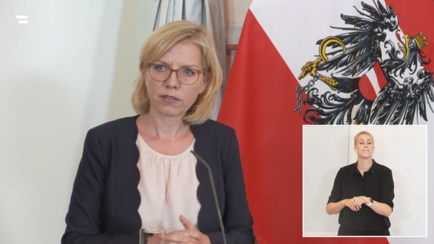Leonore Gewessler beim Pressefoyer nach dem Ministerrat am 6. Juli 2022.