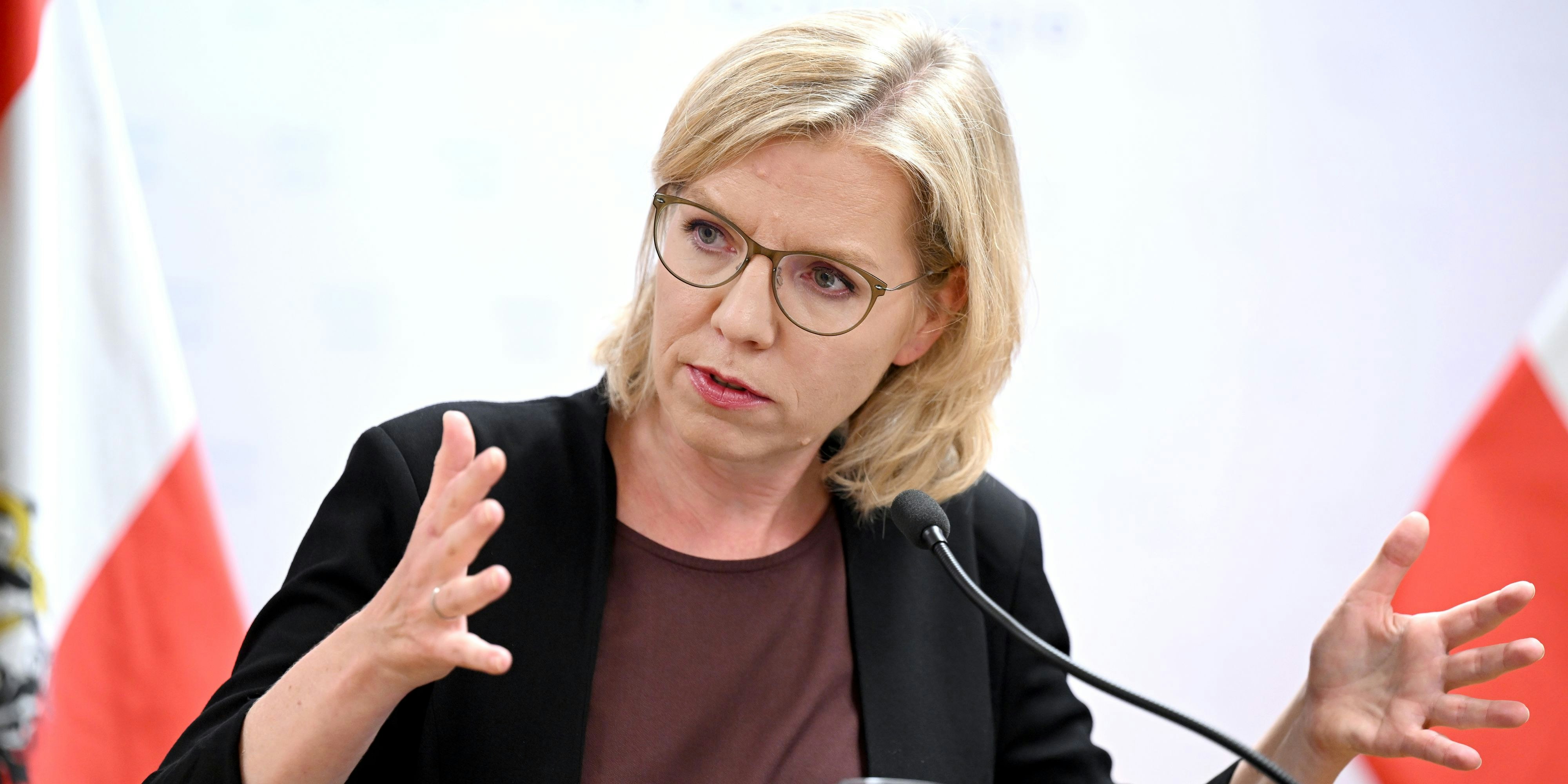 Download von www.picturedesk.com am 06.07.2022 (07:13).  ABD0112_20220705 - WIEN - ÖSTERREICH: Infrastrukturministerin Leonore Gewessler (Grüne) während einer PK nach Beratungen zur Gas-Versorgungslage am Dienstag, 5. Juli 2022, in Wien. - FOTO: APA/ROLAND SCHLAGER - 20220705_PD4001 - Rechteinfo: Rights Managed (RM)