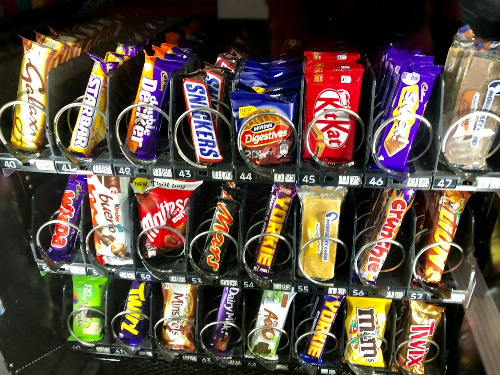 Neben Süßigkeiten sind im Automatenshop unter anderem auch Pasta, Pesto und Kondome zu finden. (Symbolbild).