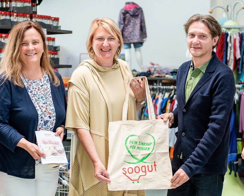 Grünen Landtagsabgeordnete Silvia Mose und Landessprecherin Helga Krismer bei einem Besuch im “Soogut”-Sozialmarkt mit Soogut-Geschäftsführer Wolfgang Brillmann.