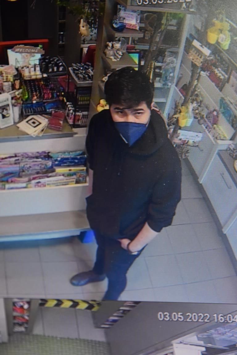 Fahndung nach Raubversuch in Wien-Meidling: Dieser junge Mann soll eine Trafik überfallen haben.