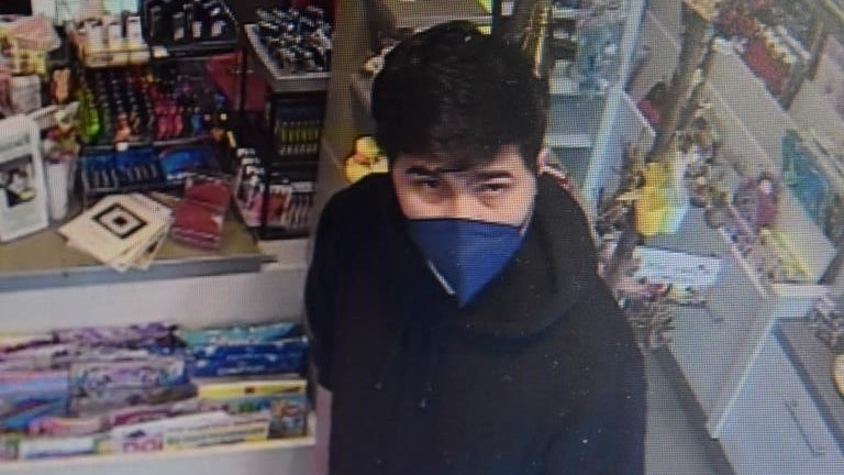 Fahndung nach Raubversuch in Wien-Meidling: Dieser junge Mann soll eine Trafik überfallen haben.