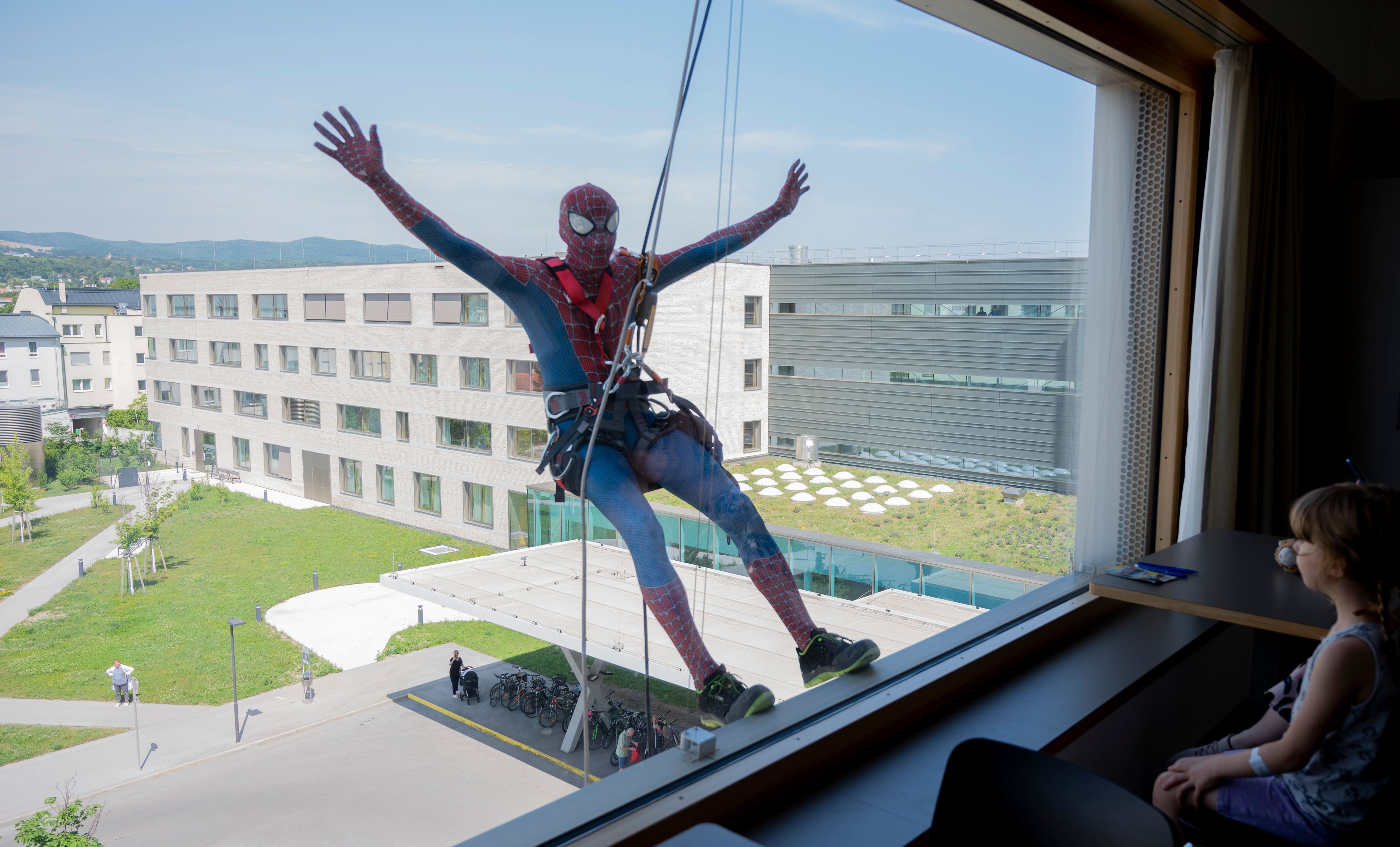 Im Rahmen der Fensterreinigung im Landesklinikum Mödling verkleideten sich die Mitarbeiter der Firma Markas als Spiderman.