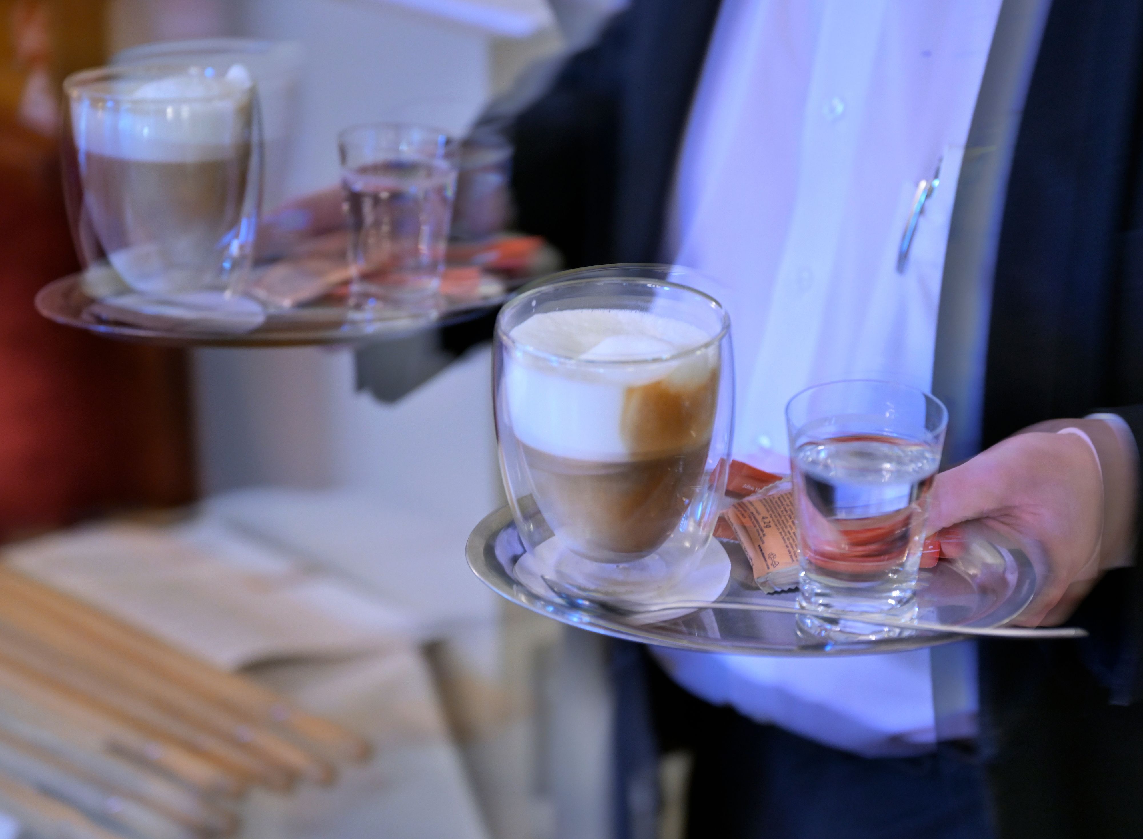 Download von www.picturedesk.com am 06.07.2022 (10:59).  ABD0015_20211220 - WIEN - ÖSTERREICH: Ein Kellner serviert Kaffee in einem Kaffeehaus in Wien am ersten Tag nach dem Lockdown für die Gastronomie am Montag, 20. Dezember 2021. - FOTO: APA/ROLAND SCHLAGER - 20211220_PD0966 - Rechteinfo: Rights Managed (RM)