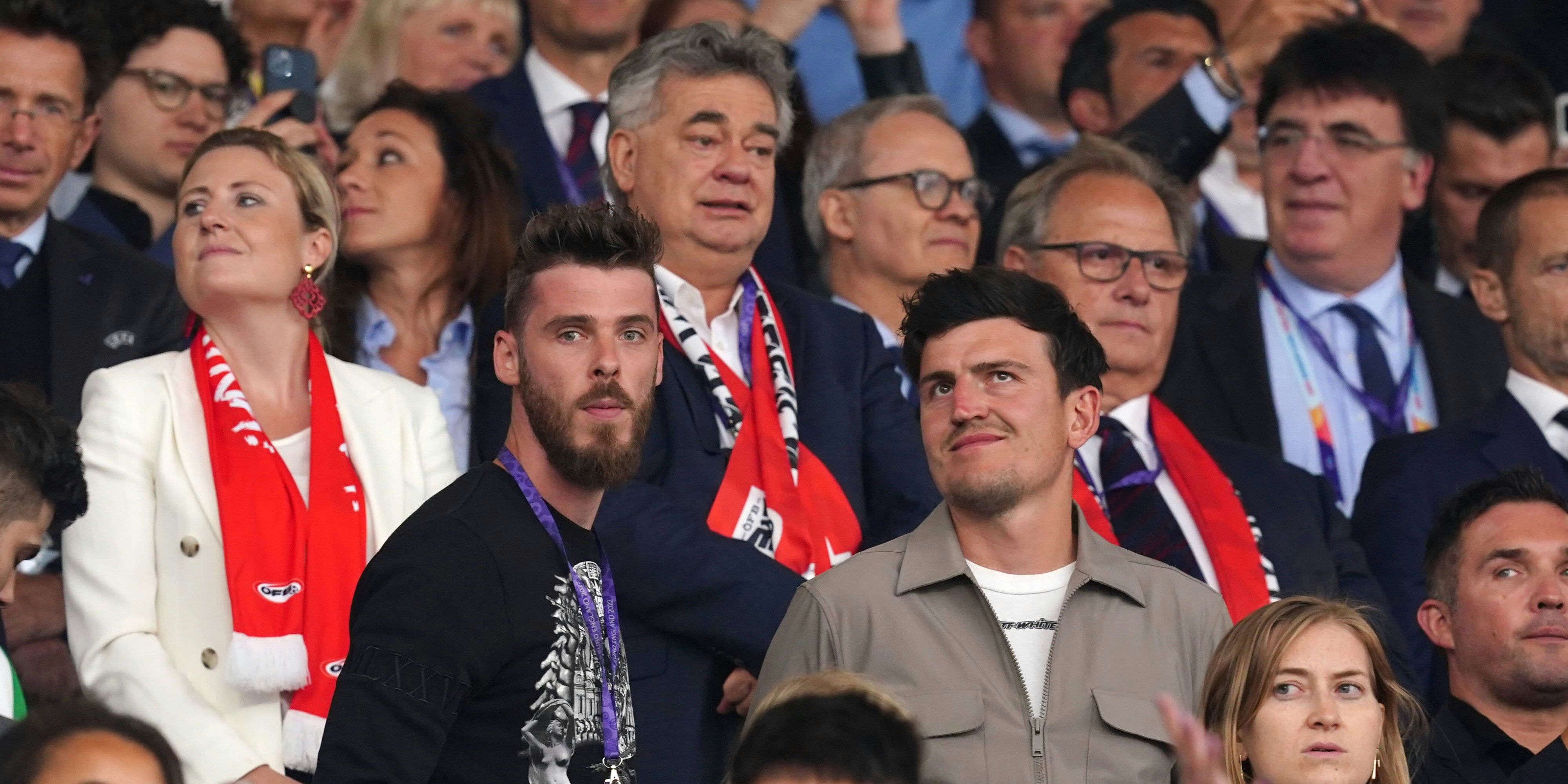In der hinteren Reihe: Susanne Raab, Werner Kogler, ÖFB-Präsident Gerhard Milletich - davor die Stars von Manchster United: David De Gea und Harry Maguire