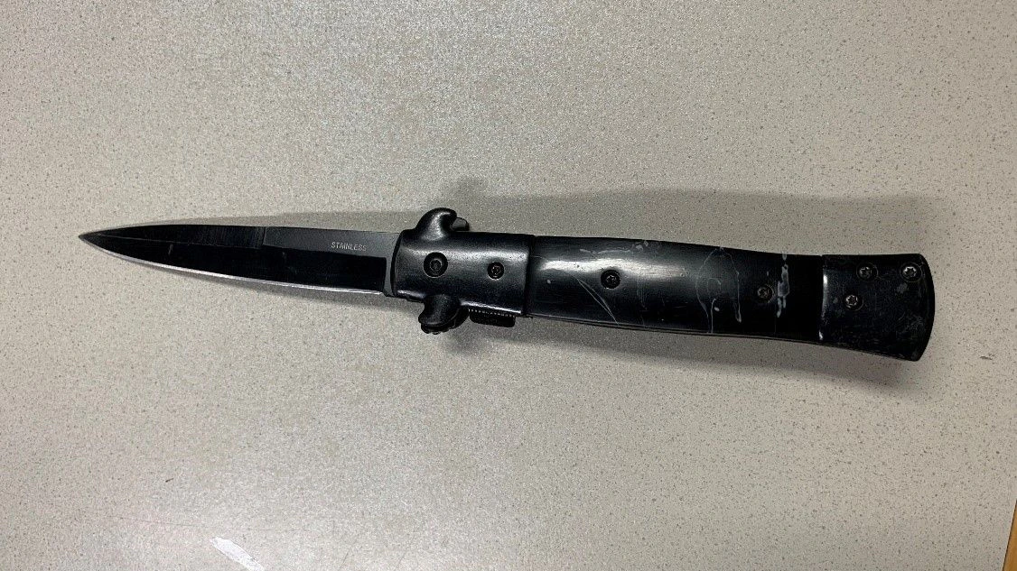 Die Beamten stellten dieses Messer beim Verdächtigen (17) sicher. 