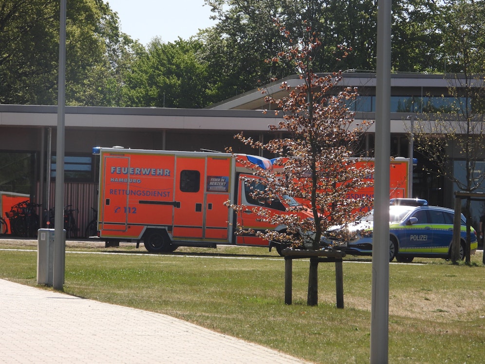 In Hamburg mussten die Einsatzkräfte zu einer Schule ausrücken. In der Nacht kam es zu einer Gasexplosion. (Symbolbild)