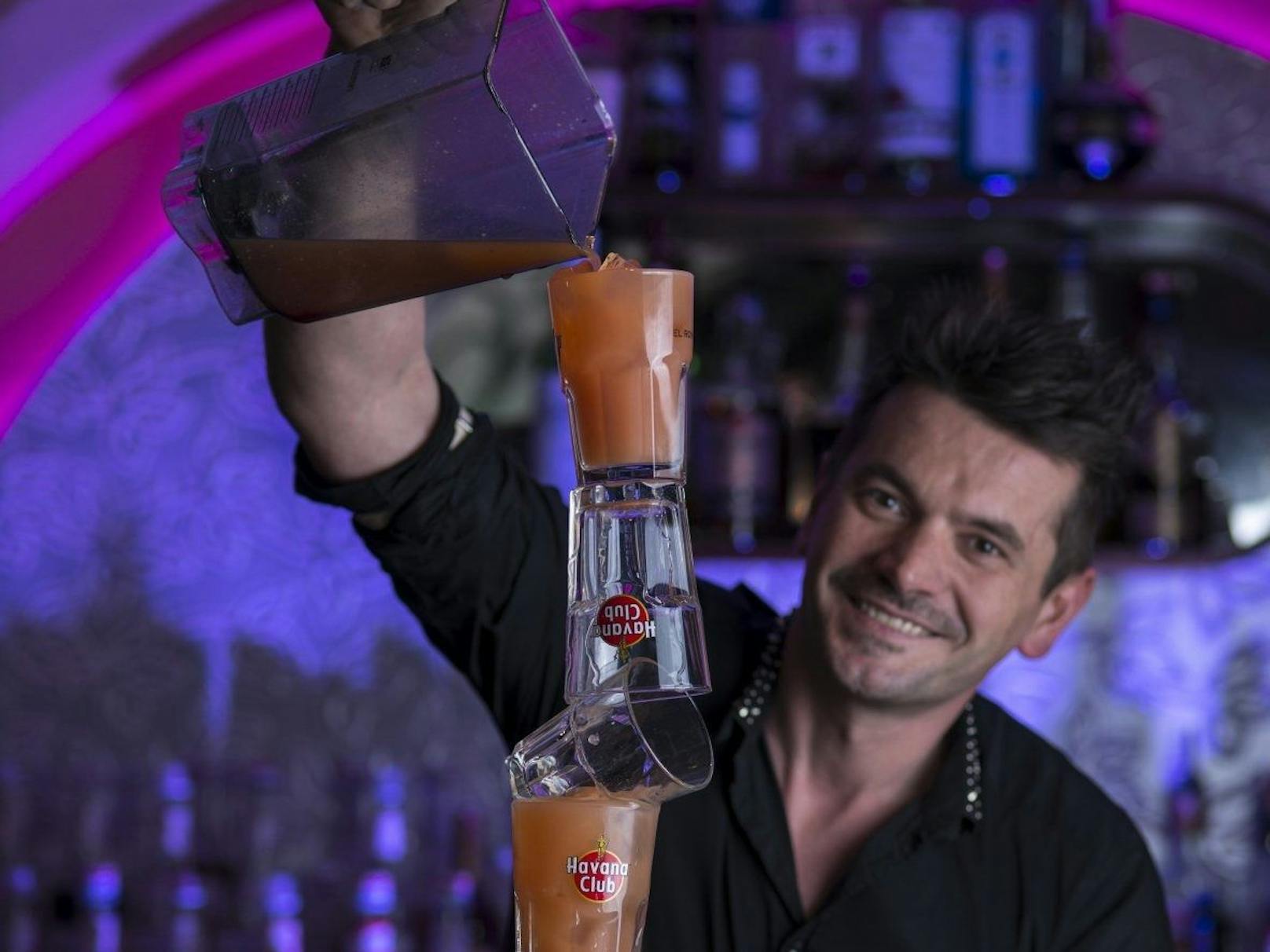 Der Freistädter Barkeeper Stefan Haneder in seiner "Acanto"-Cocktailbar.