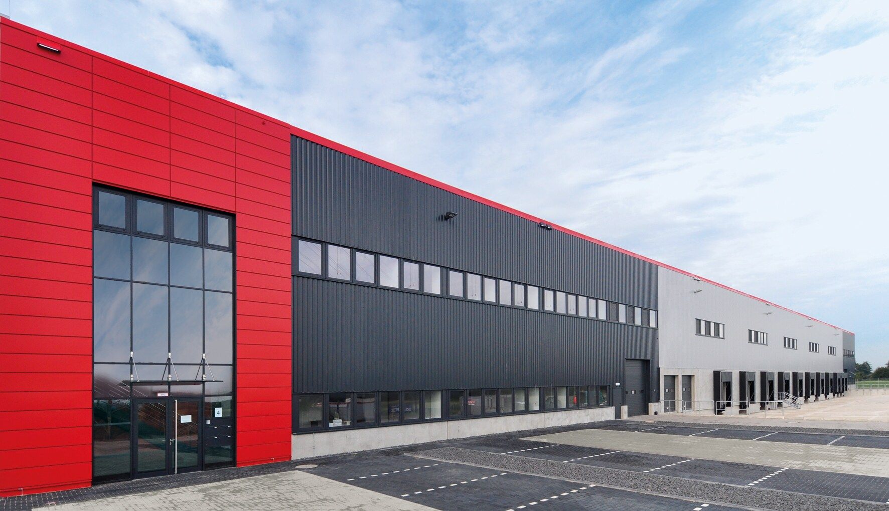 Der neue Logistikstandort in Krefeld steht kurz vor der Fertigstellung.