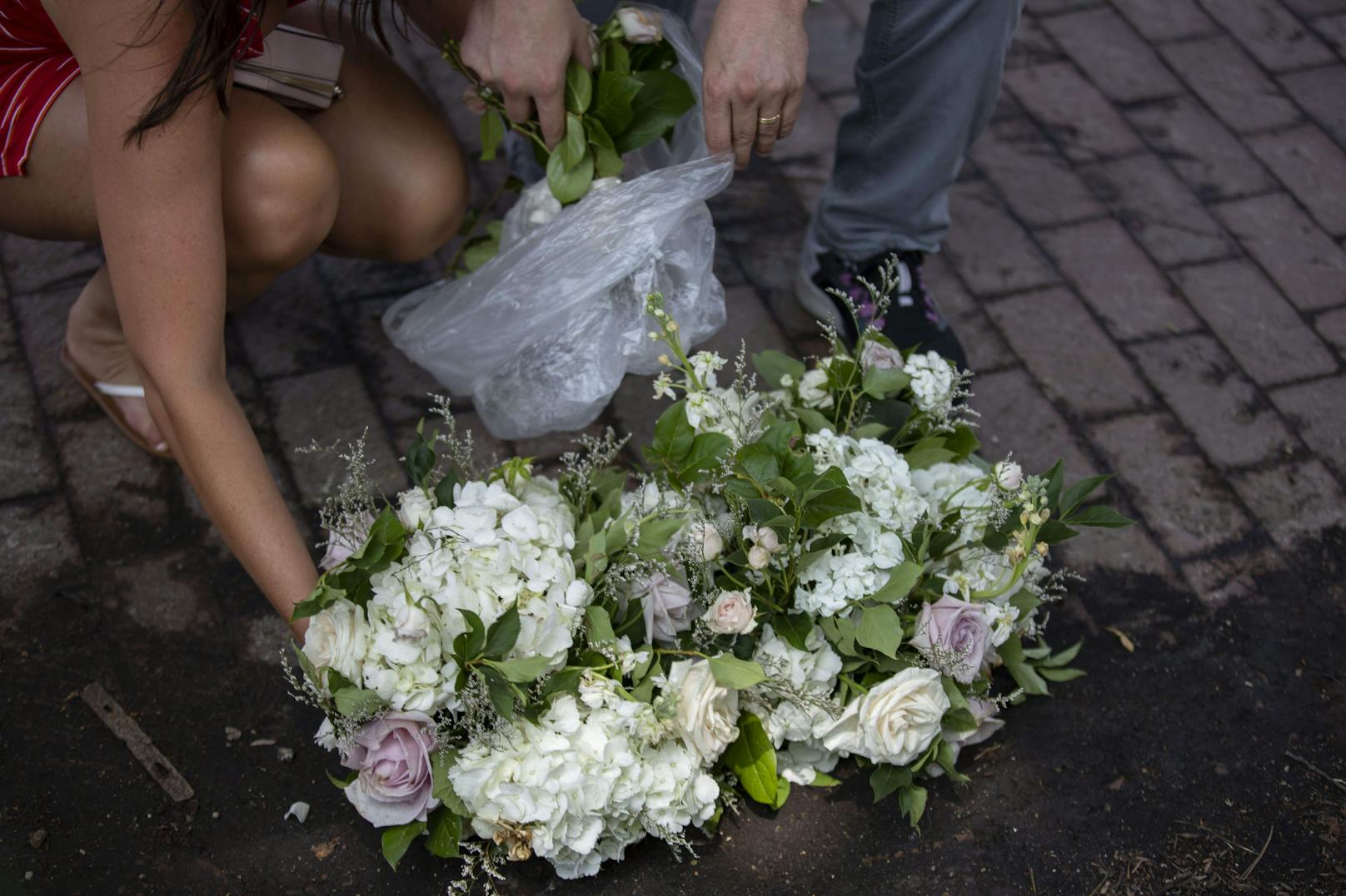 Am Tatort in Highland Park erinnern nun Blumen und Kränze an die Opfer. 