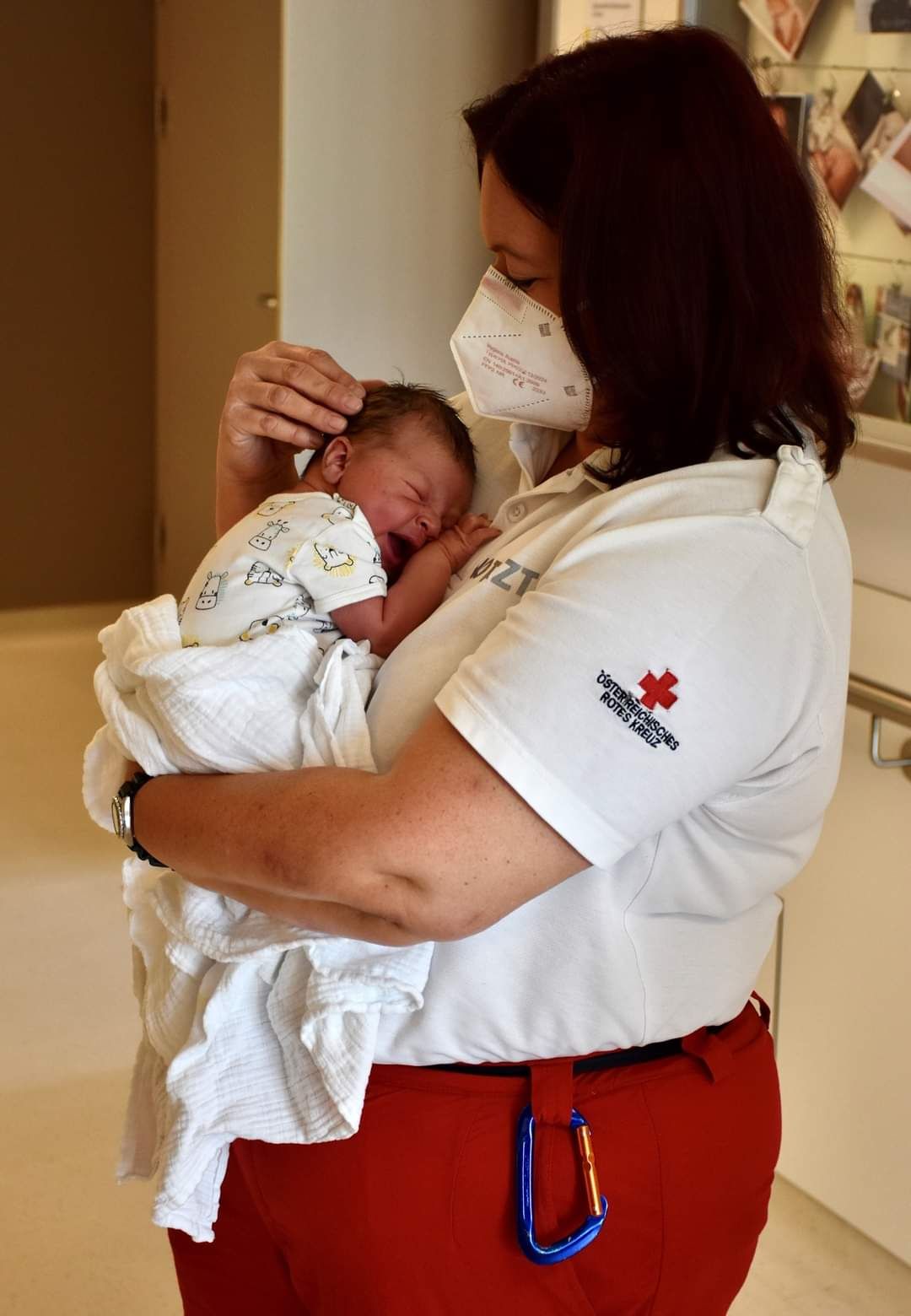Notärztin Dr. Daniela Schrenk mit dem kleinen Fabian
