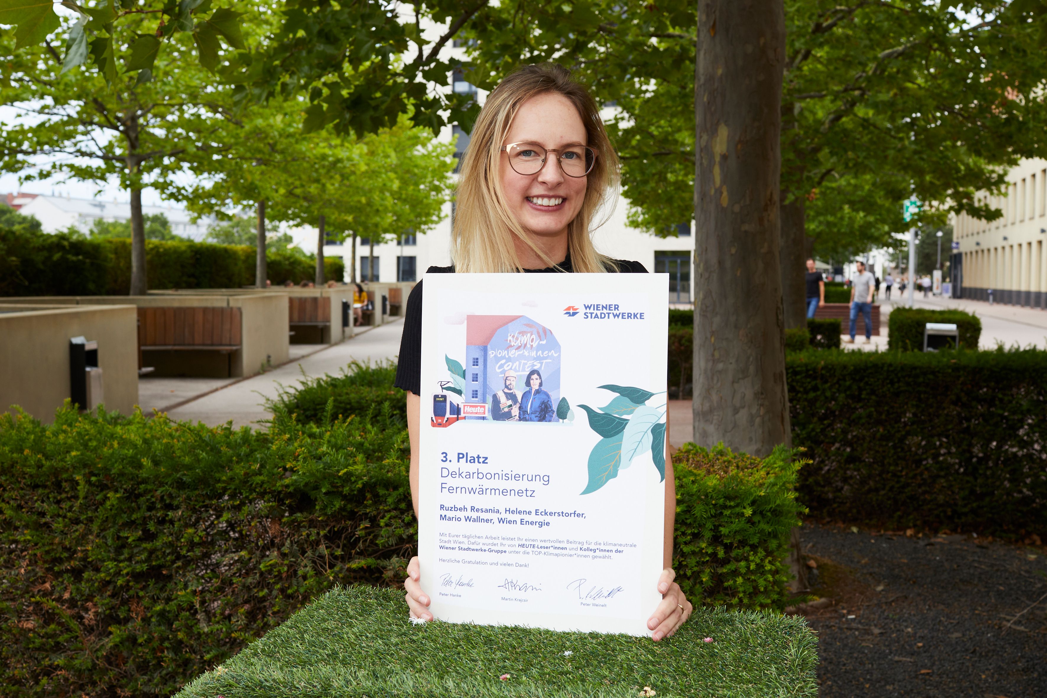 Der 3. Platz ging an das Projekt "Dekarbonisierung Fernwärmenetz". Die Klimapionierin&nbsp;Helene Eckerstorfer nahm die Auszeichnung entgegen.