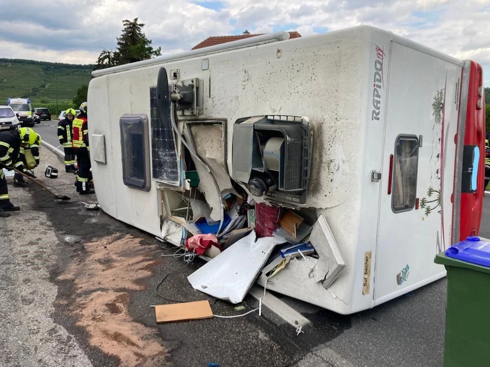 Das Wohnmobil stürzte bei dem Crash um, das Dach riss ein.