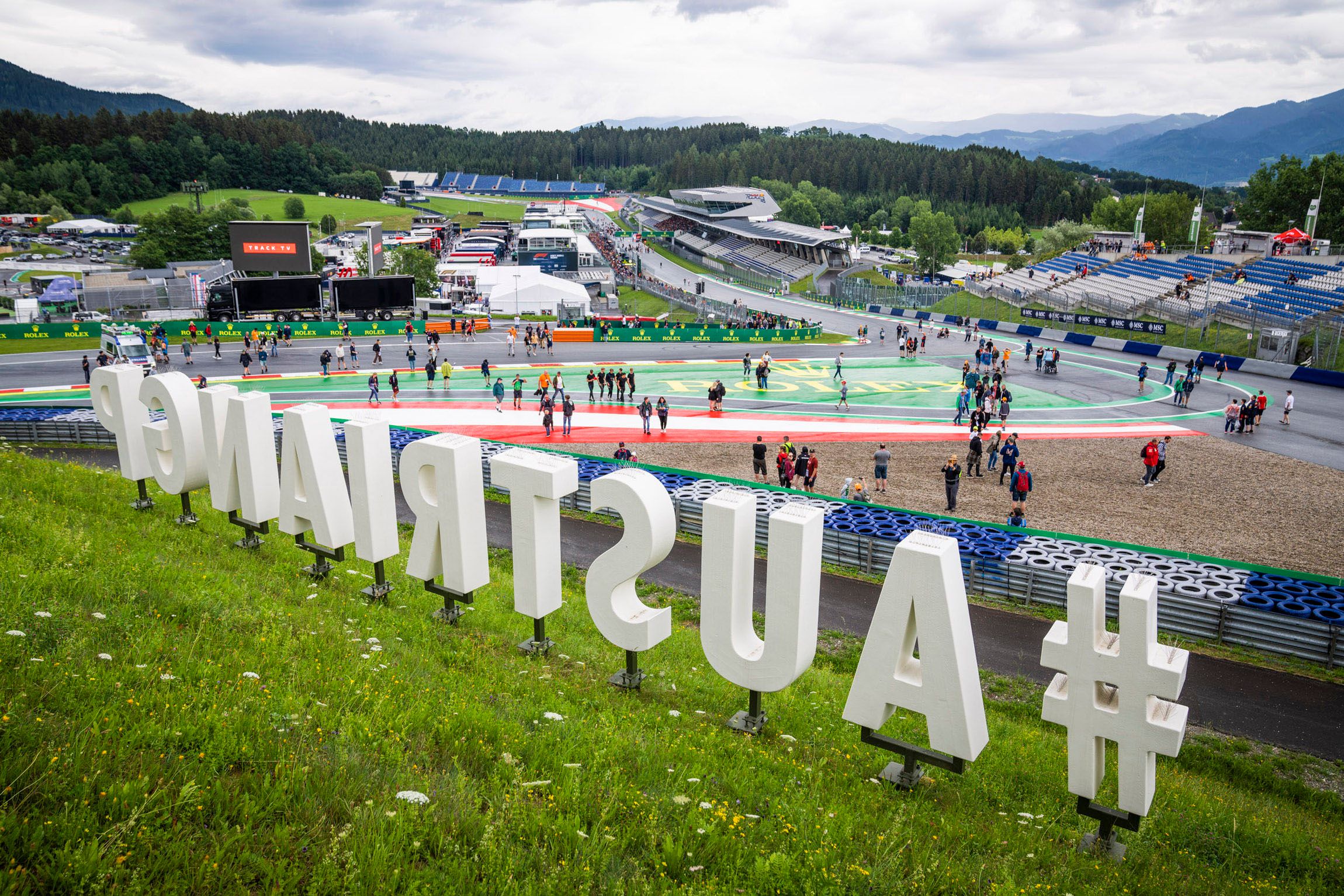 Die Fans durften auch die verregnete Strecke abgehen.