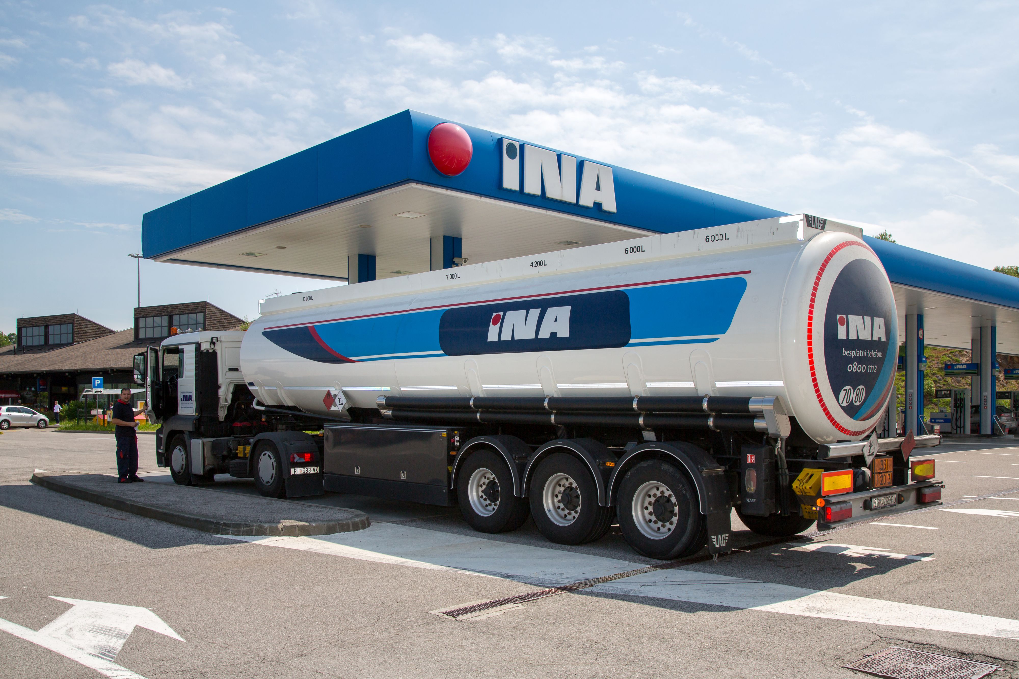 agreb, Kroatien - Tankwagen des kroatischen Mineroelkonzerns INA.