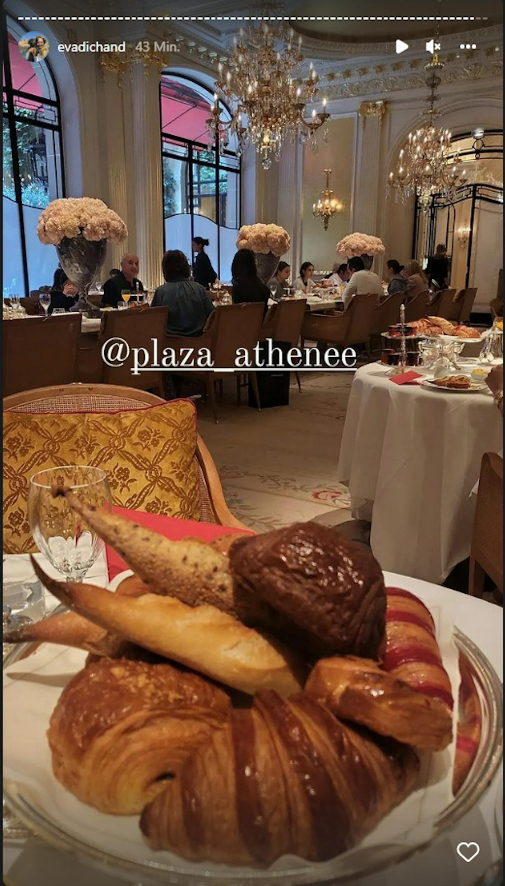 Im Pariser Hotel Plaza Athénée lud Balenciaga zum Dinner