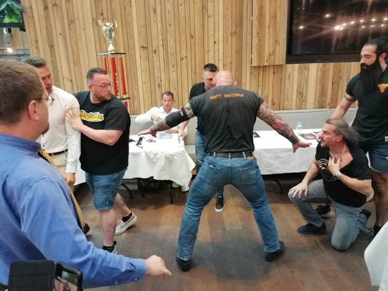 Eklat beim Prater Catchen: Michael Kovac attackiert Peter White auf der Pressekonferenz.