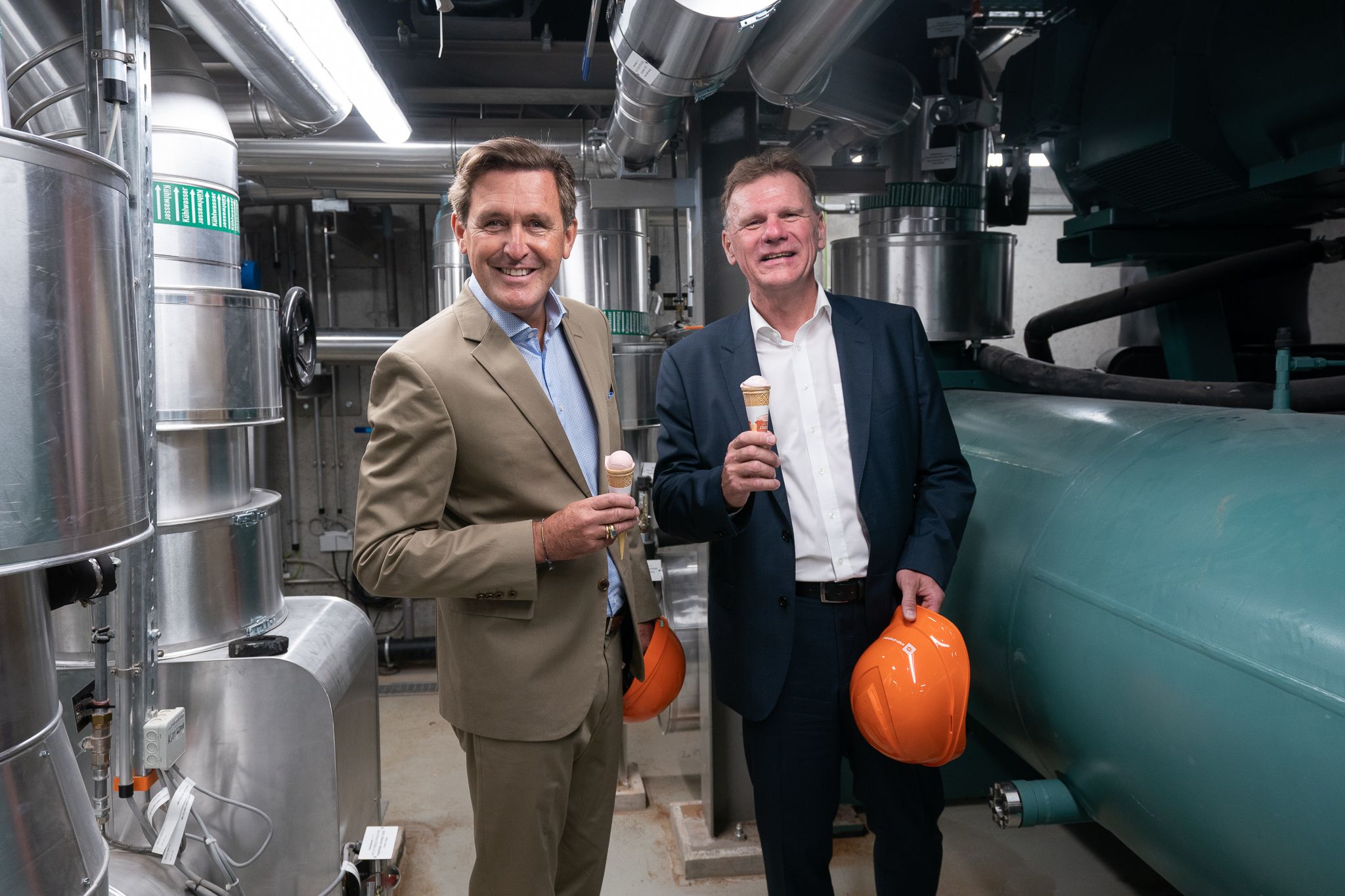 Stadtrat Peter Hanke (li.) und Michael Strebl, Vorsitzender der Wien Energie-Geschäftsführung, genießen die Erfrischung.