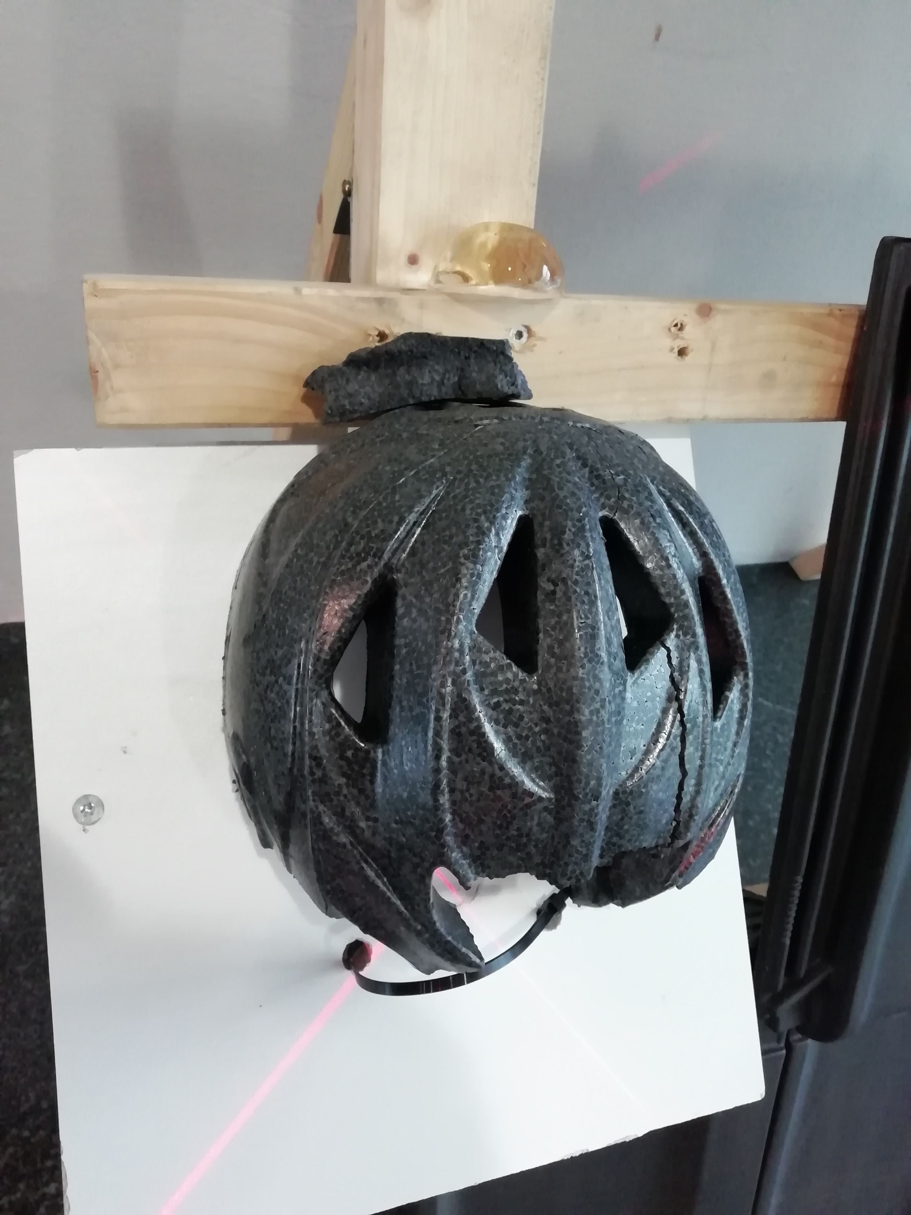 Soll die Gefahr verdeutlichen: Ein vom Hagelkorn mit 117 km/h zerschossener Fahrradhelm.
