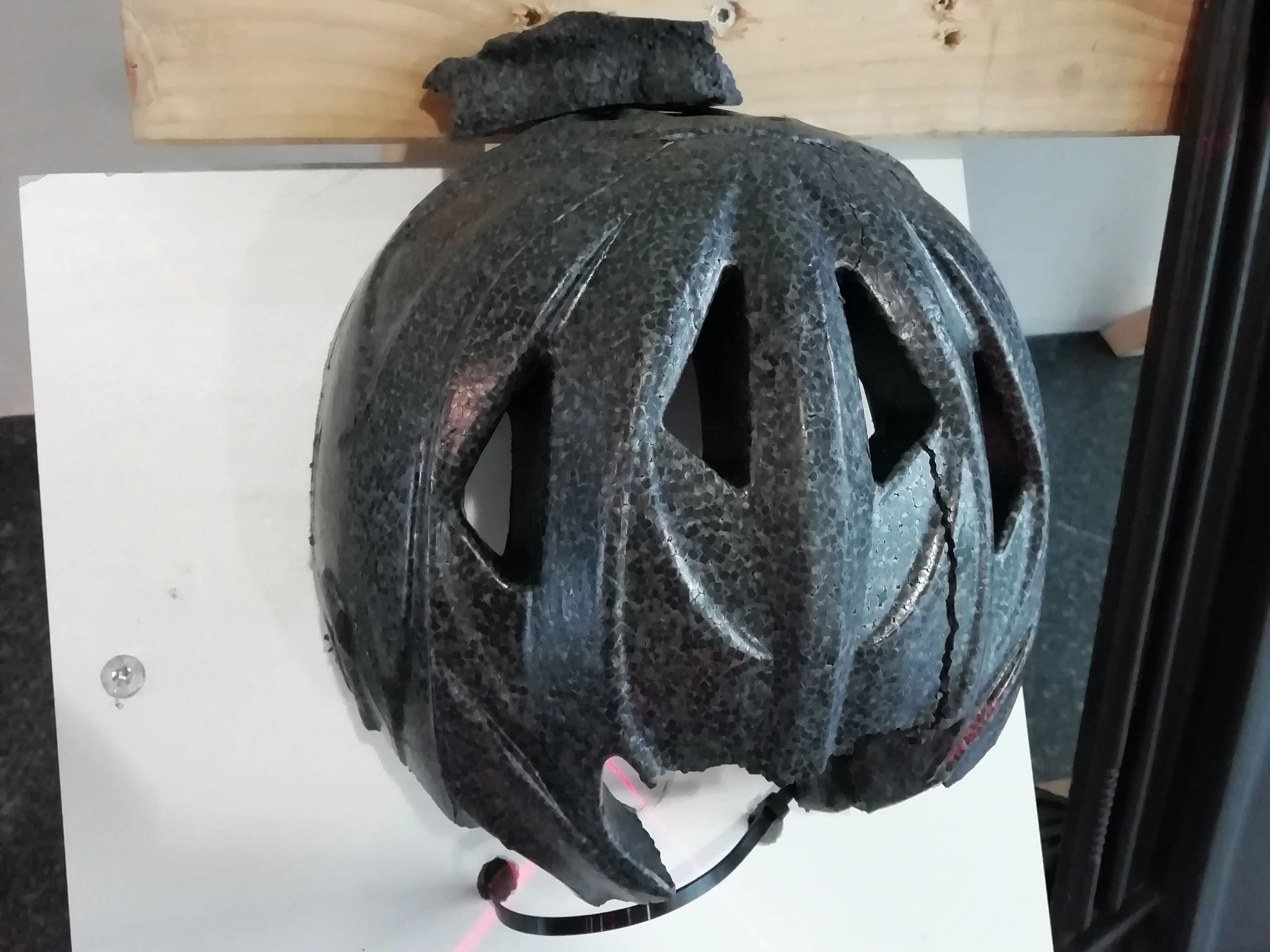 Vom Hagelkorn zerschossener Radhelm.