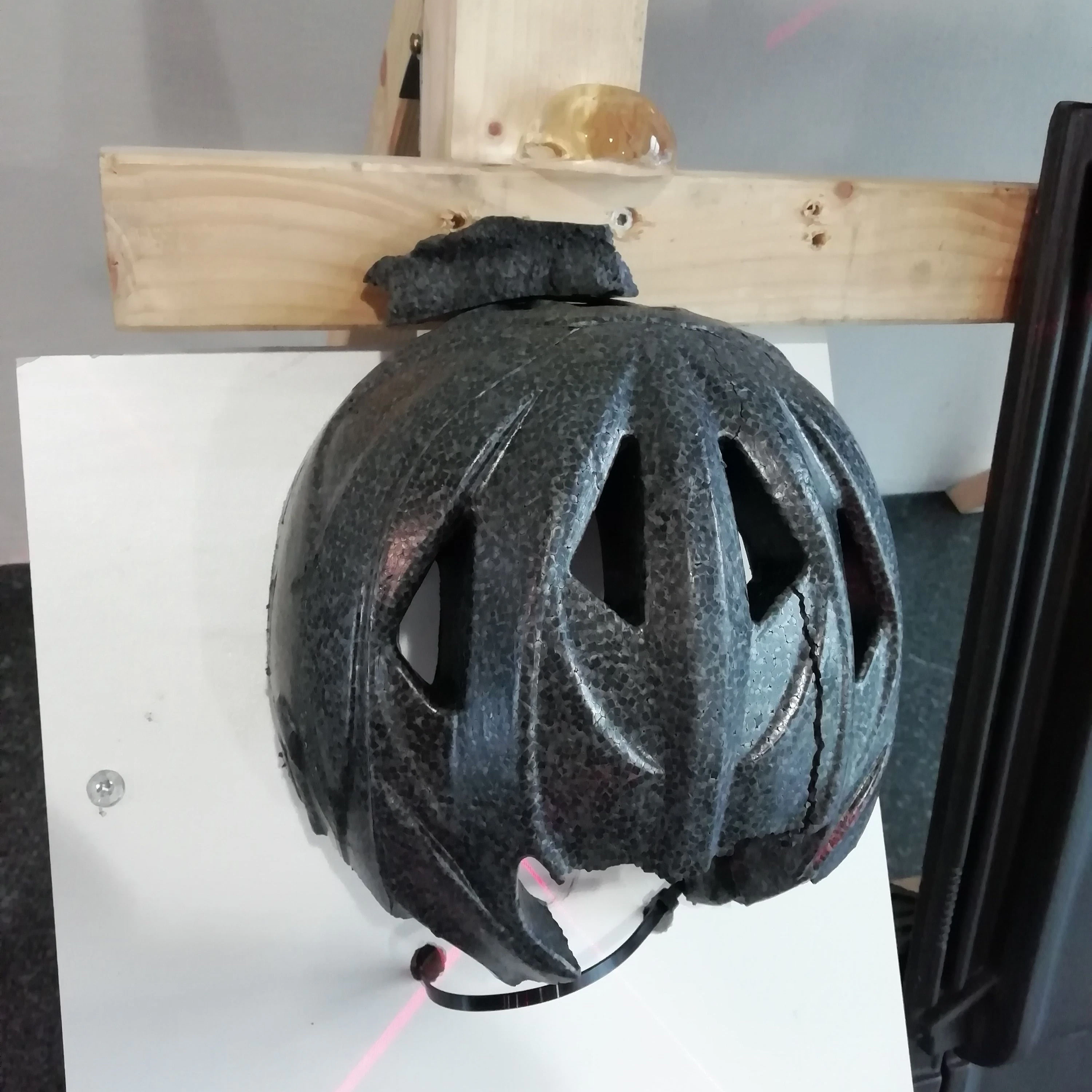 Vom Hagelkorn zerschossener Radhelm.