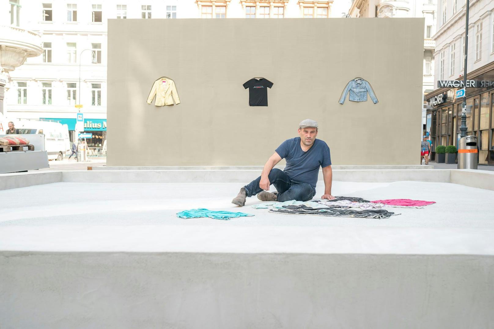 Künstler betoniert am Wiener Graben Gucci-Shirt ein