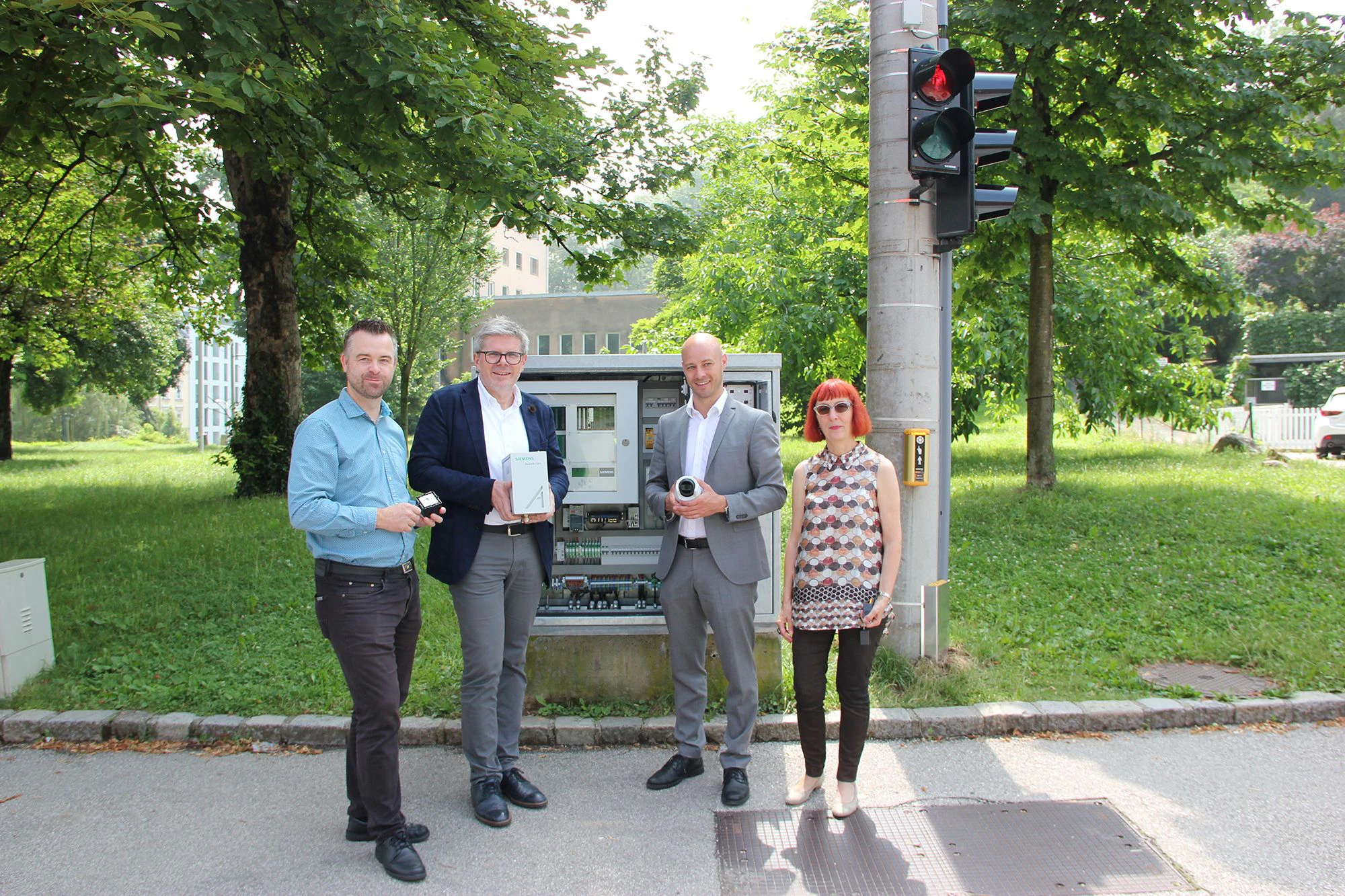 V.l.: Markus Punzenberger (Yunex), Günther Schallmeiner (Siemens), Martin Hajart und Irene Mühlbach (LSZ).