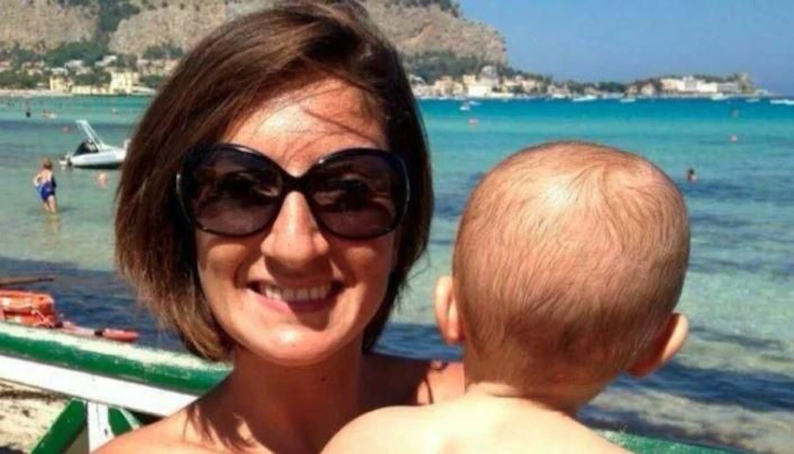 Die Italienerin Rosalia Manosperti (35) hält ihren Sohn Andrea im Arm – der Bub starb am 2. Juli in Sharm al-Sheikh an den Folgen einer Lebensmittelvergiftung.