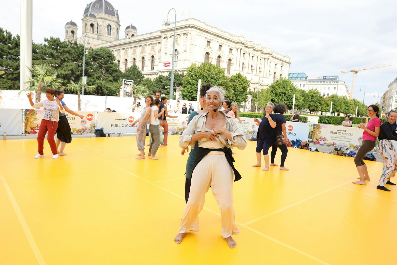 Auch vor dem MQ in Wien wird bei der Reihe "Public Moves" im Rahmen des Impulstanz Festivals getanzt. Die Teilnahme ist gratis!