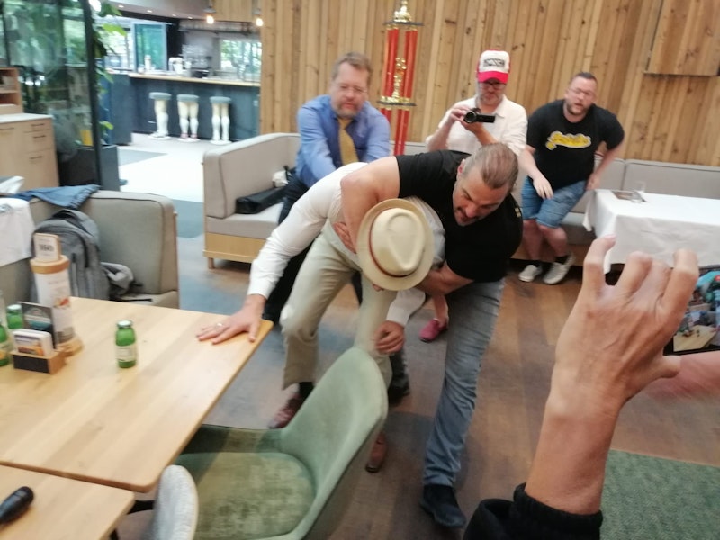 Eklat beim Prater Catchen: Michael Kovac attackiert Peter White auf der Pressekonferenz.