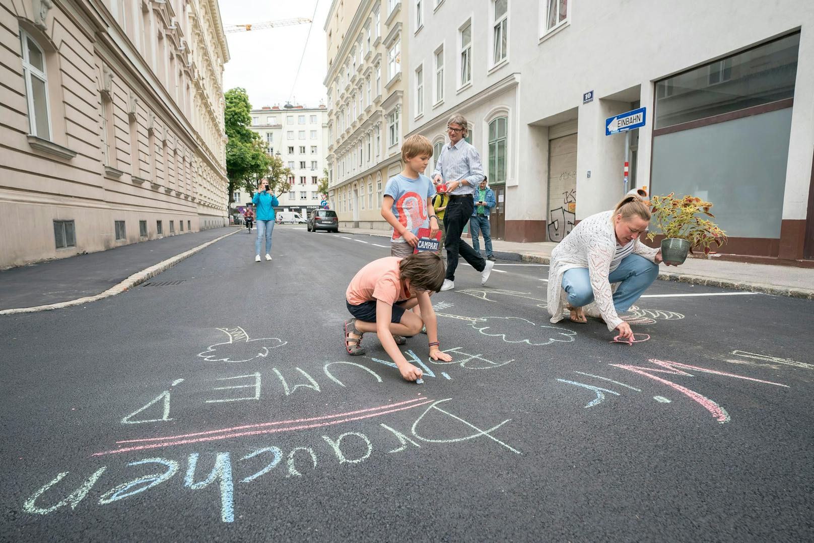 Groß und Klein beteiligten sich am kreativen Prozess gegen die Asphaltierung.