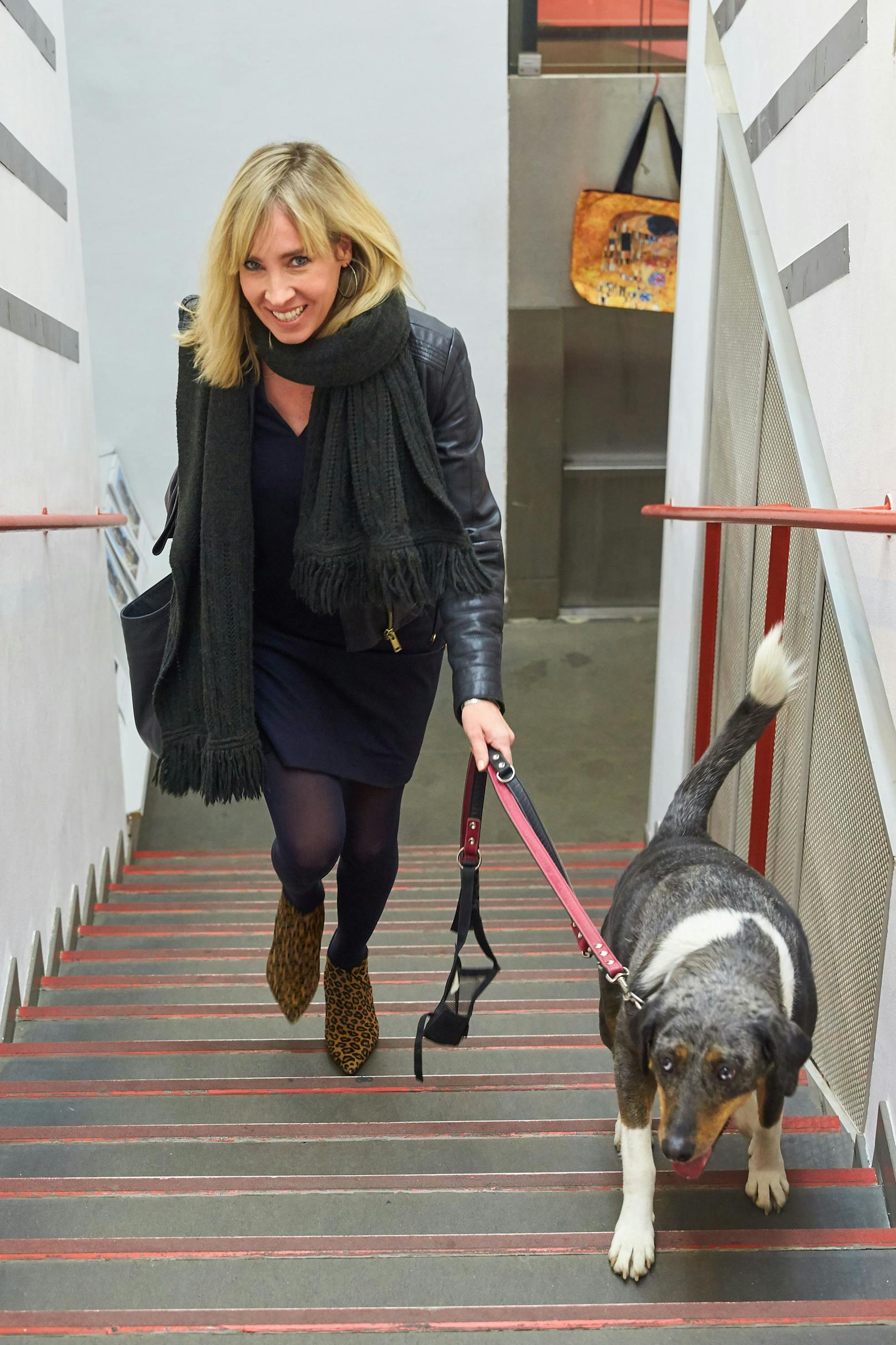 Nadja BERNHARD mit Hund Symi: Sie spendete jetzt 8.400 Euro an die Pfotenhilfe.