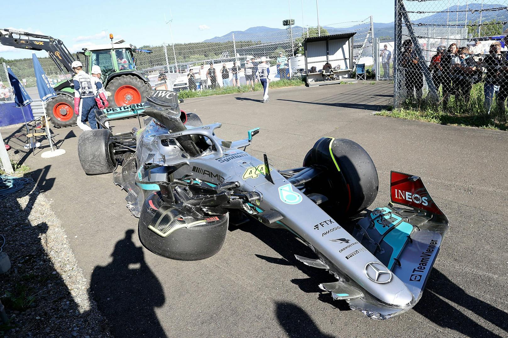 Lewis Hamilton crashte im letzten Qualifying-Abschnitt, löste eine rote Flagge aus. Der Siebenfach-Weltmeister blieb unverletzt, startet den Sprint am Samstag von Platz neun aus. 